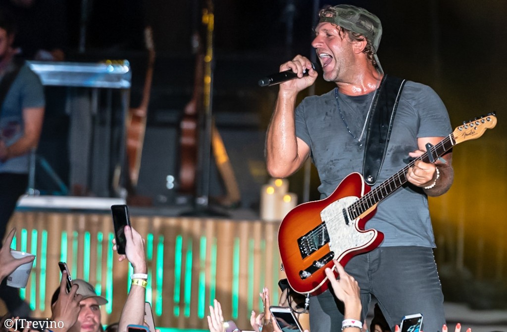 Billy Currington Performs New Song Shirtless Y100 FM