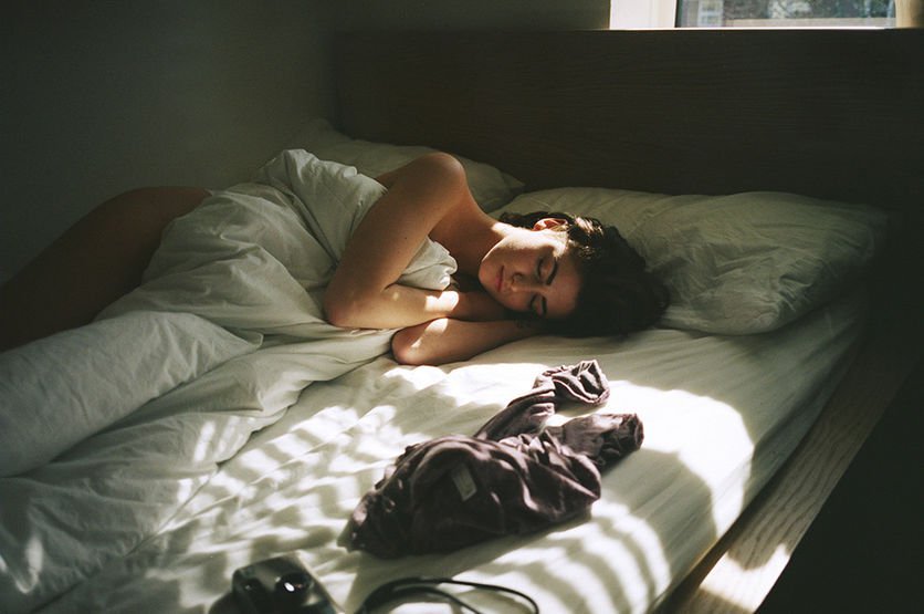 Голые в постели девушки долго просыпаются после сна
