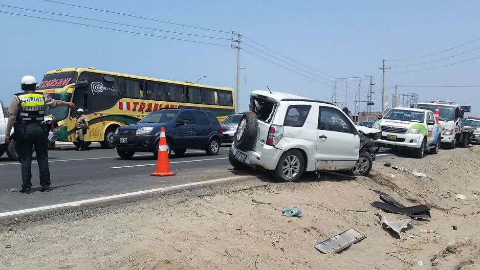 Panamericana Sur Carro Da Vueltas De Campana Hay Un Muerto Y Dos