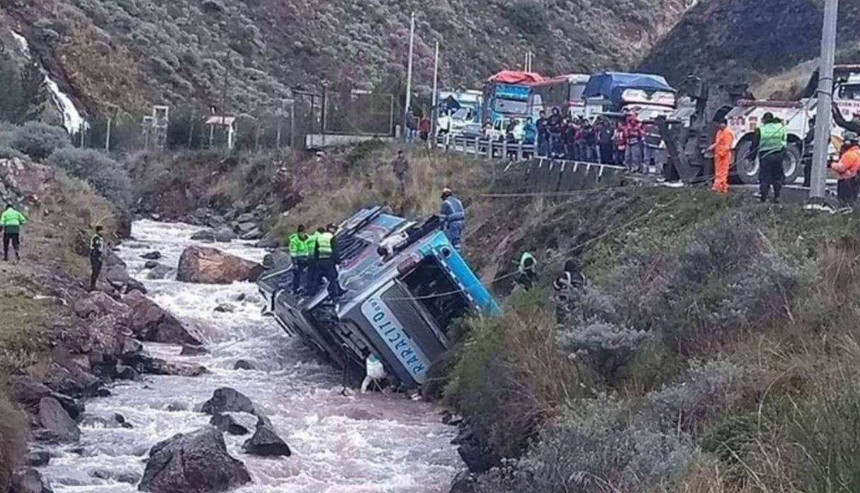 Carretera Central Al menos 10 muertos y 30 heridos tras caída de bus