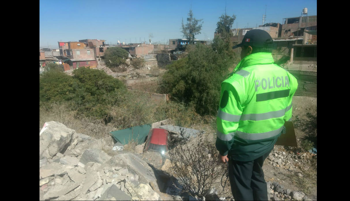 Arequipa Carro Se Despista En Cerro Sale Volando Y Cae Sobre Casa