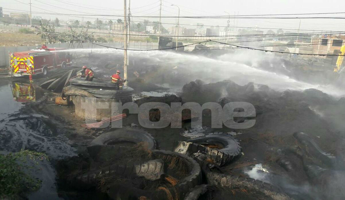 Incendio en Comas Así quedó el almacén de llantas tras el siniestro