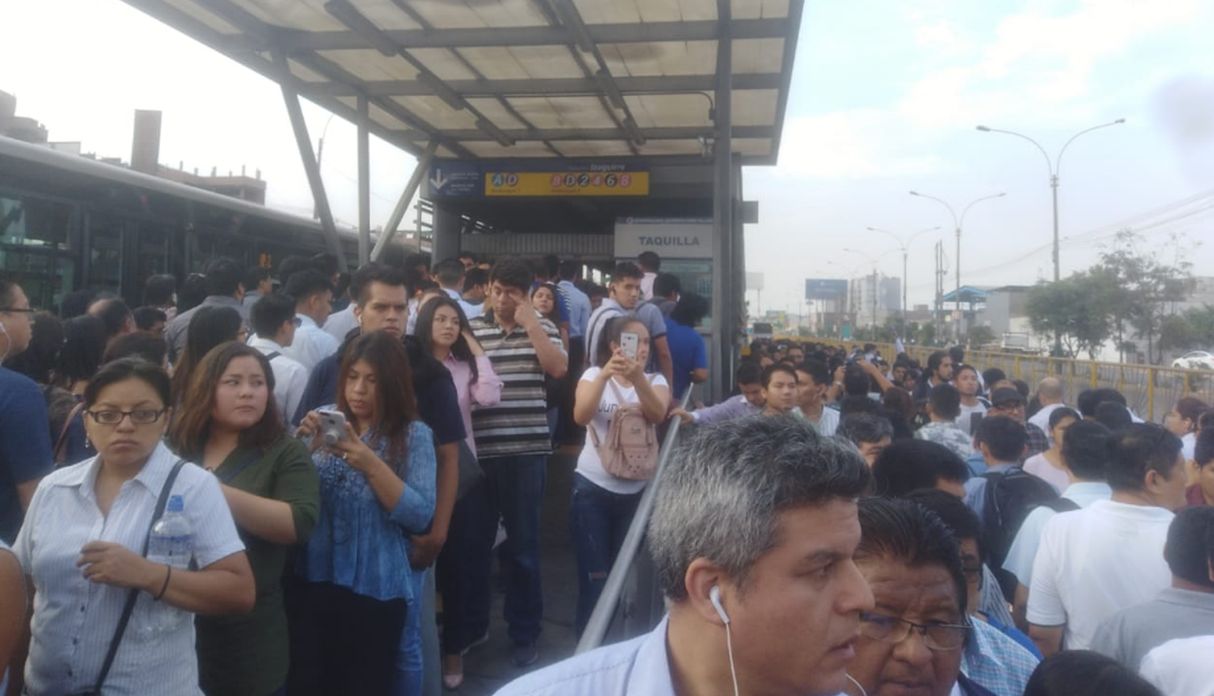 Metropolitano Caos Y Largas Colas Que Van Hasta La Pista Son