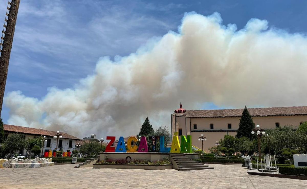 Brigadistas y voluntarios continúan combatiendo incendio forestal en