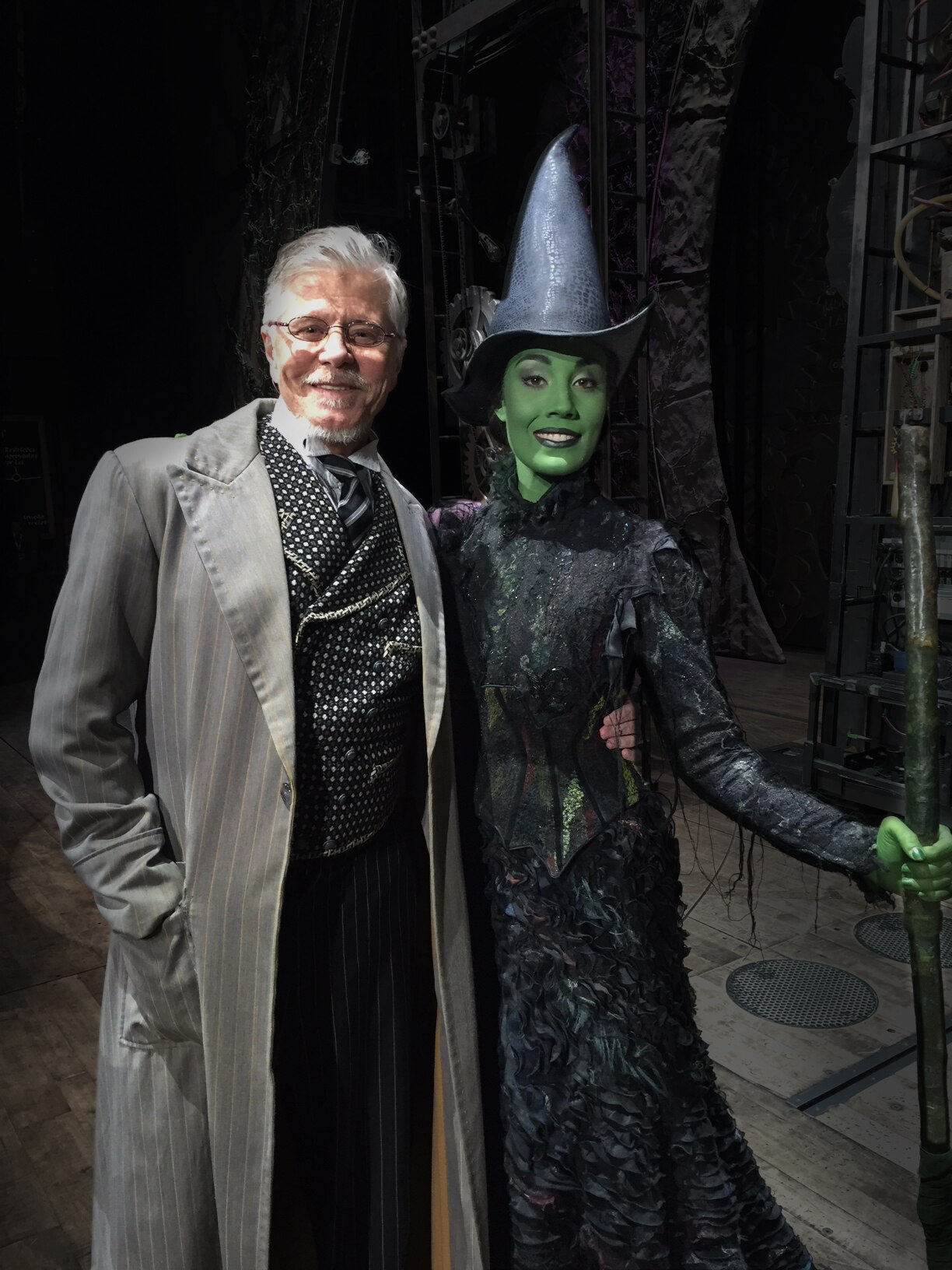 Miguel Falabella caracterizado como o Mágico de Oz ao lado da protagonista Myra Ruiz, como Elphaba, a Bruxa Má do Oeste. Foto: Estadão.