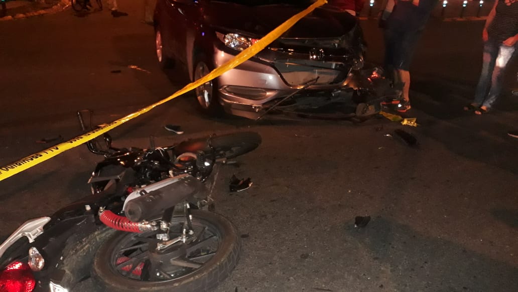 Violento choque entre una moto y un carro dejó a dos personas heridas