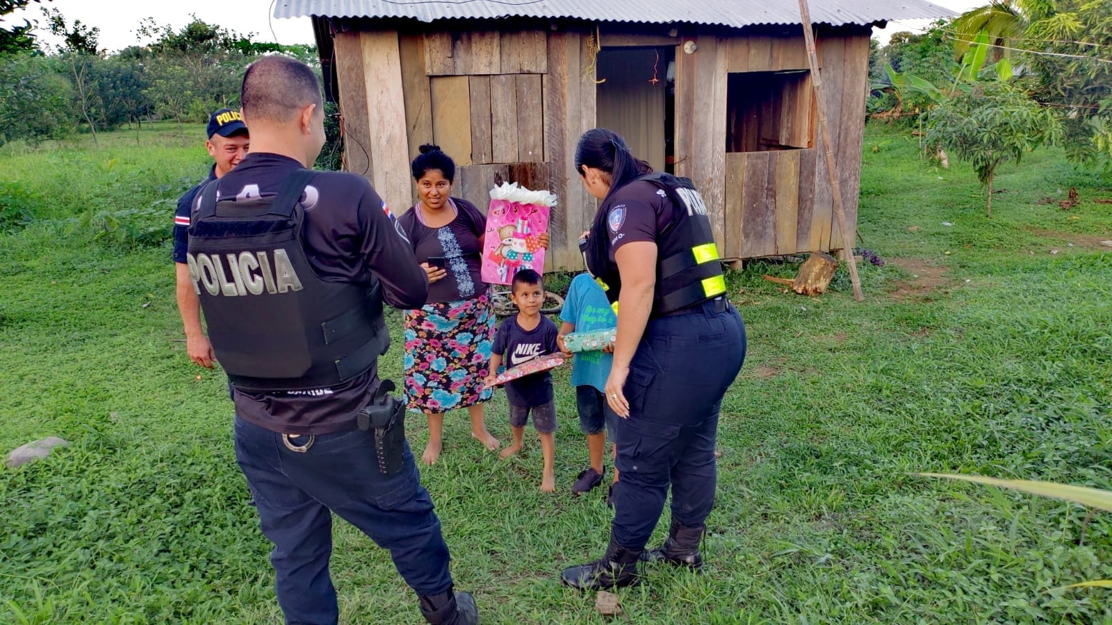 Policías llevan alegría y regalitos a niños de zonas alejadas en esta