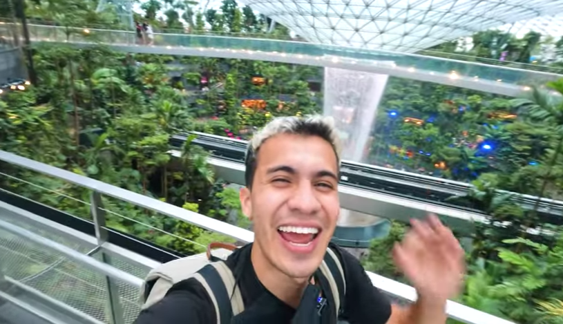 Youtuber Araya Vlogs aprovechó que no lo dejaron de salir de Singapur