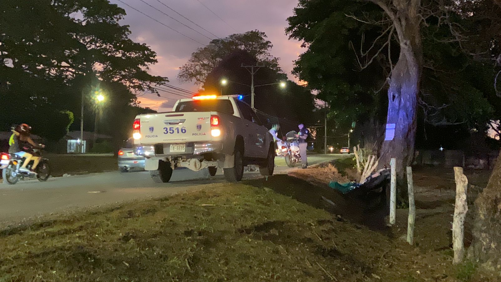 Motociclista Pierde La Vida Al Estrellarse Contra Un Rbol En El Roble