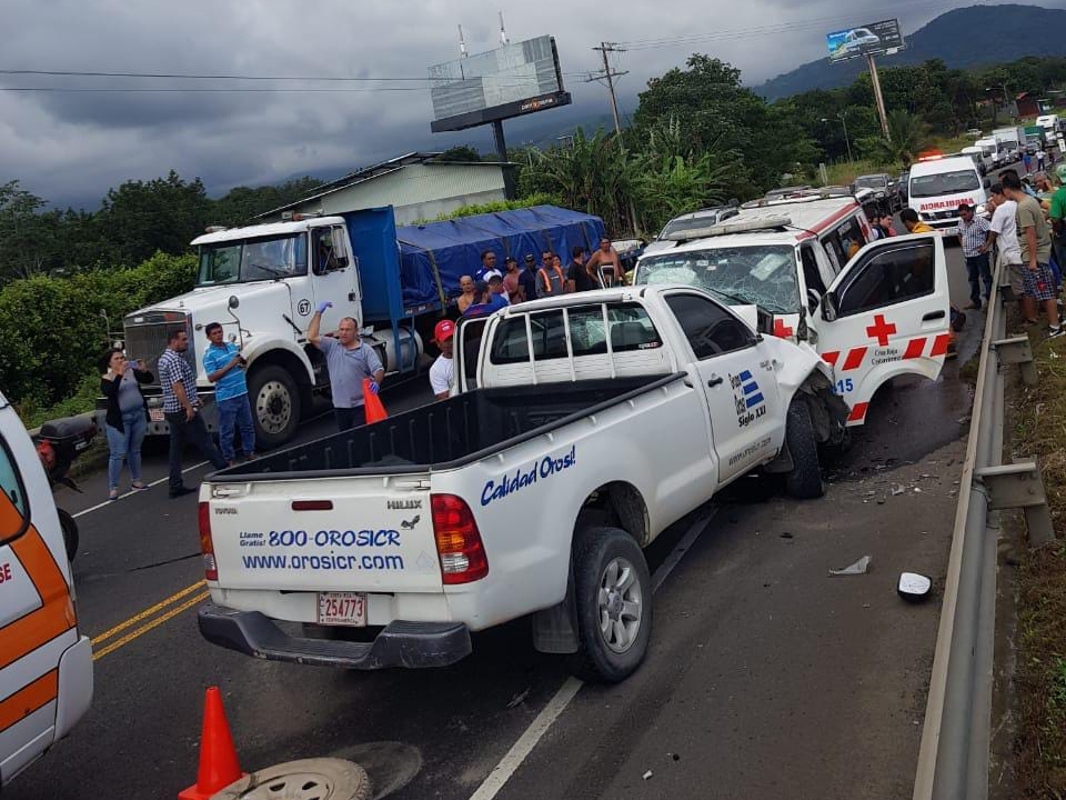 Choque Entre Ambulancia Y Pick Up Deja Heridas A Seis Personas La Teja