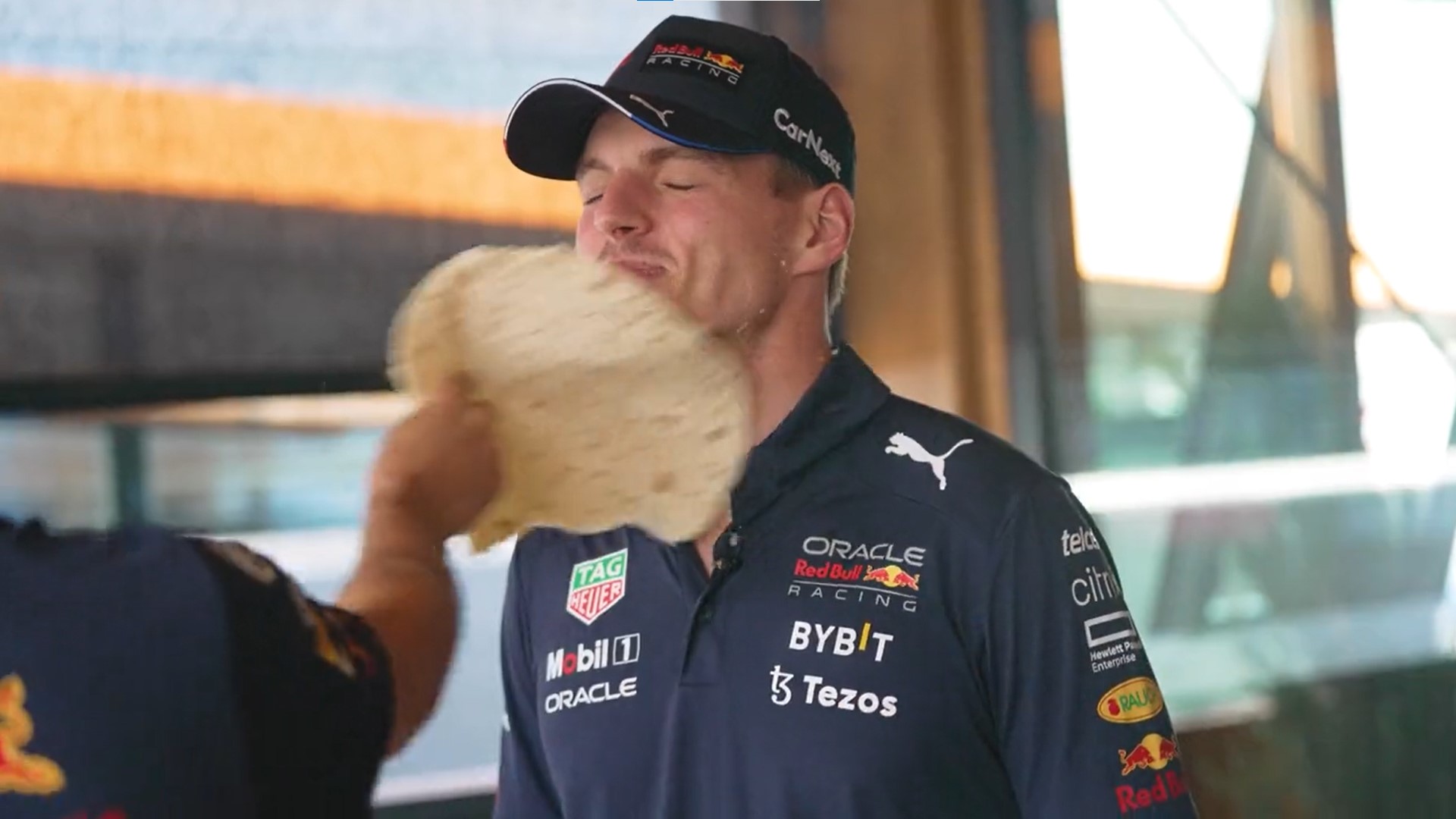 Tortilla Challenge As Fue El Divertido Momento Que Protagonizaron Checo P Rez Y Max Verstappen