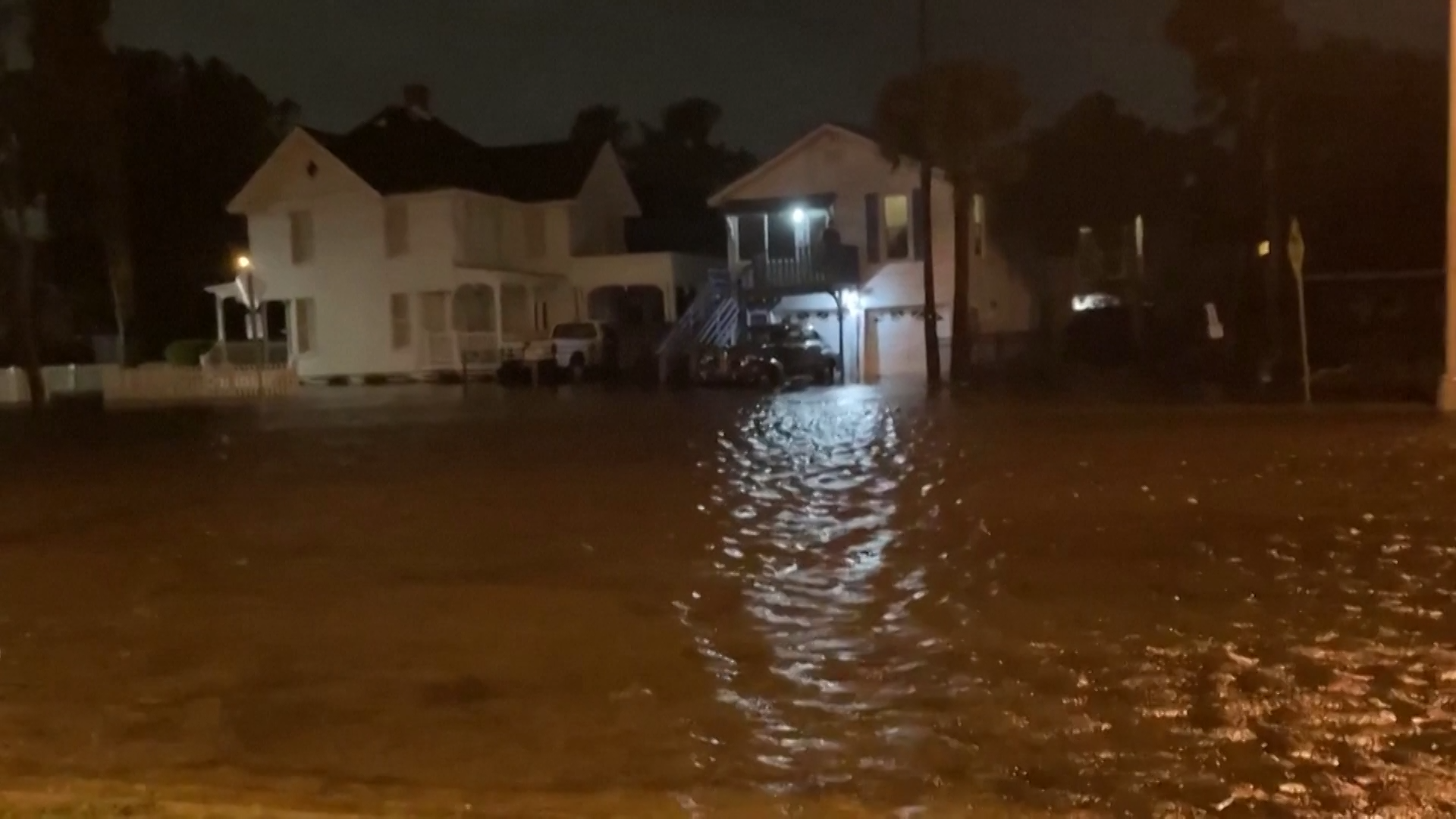 Nicole Se Debilita A Tormenta Tropical Tras Azotar La Costa Este De