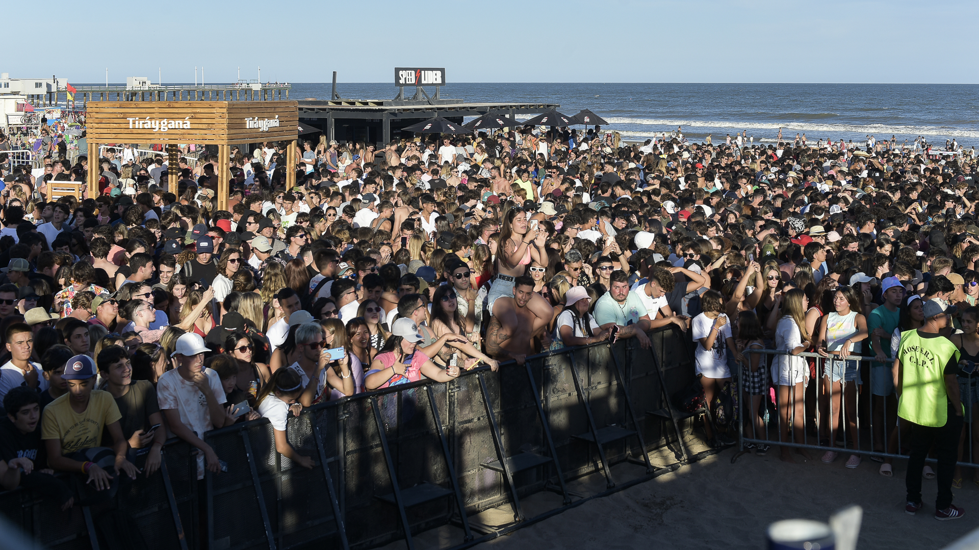 Pinamar Sin Barbijos Ni Distancia Miles De J Venes Bailaron En La