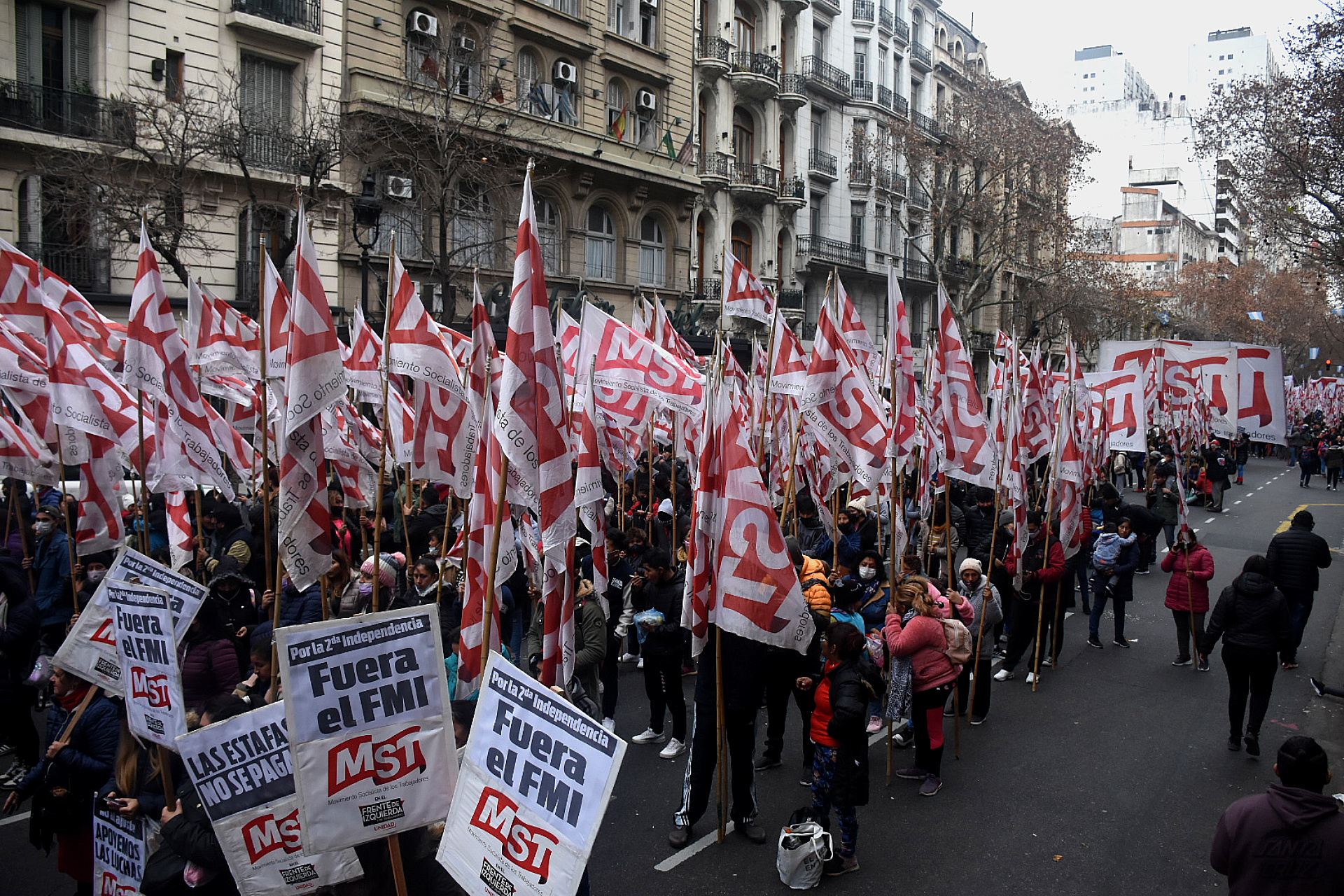 Miles De Personas Realizan Un Banderazo En El Obelisco Y Distintas