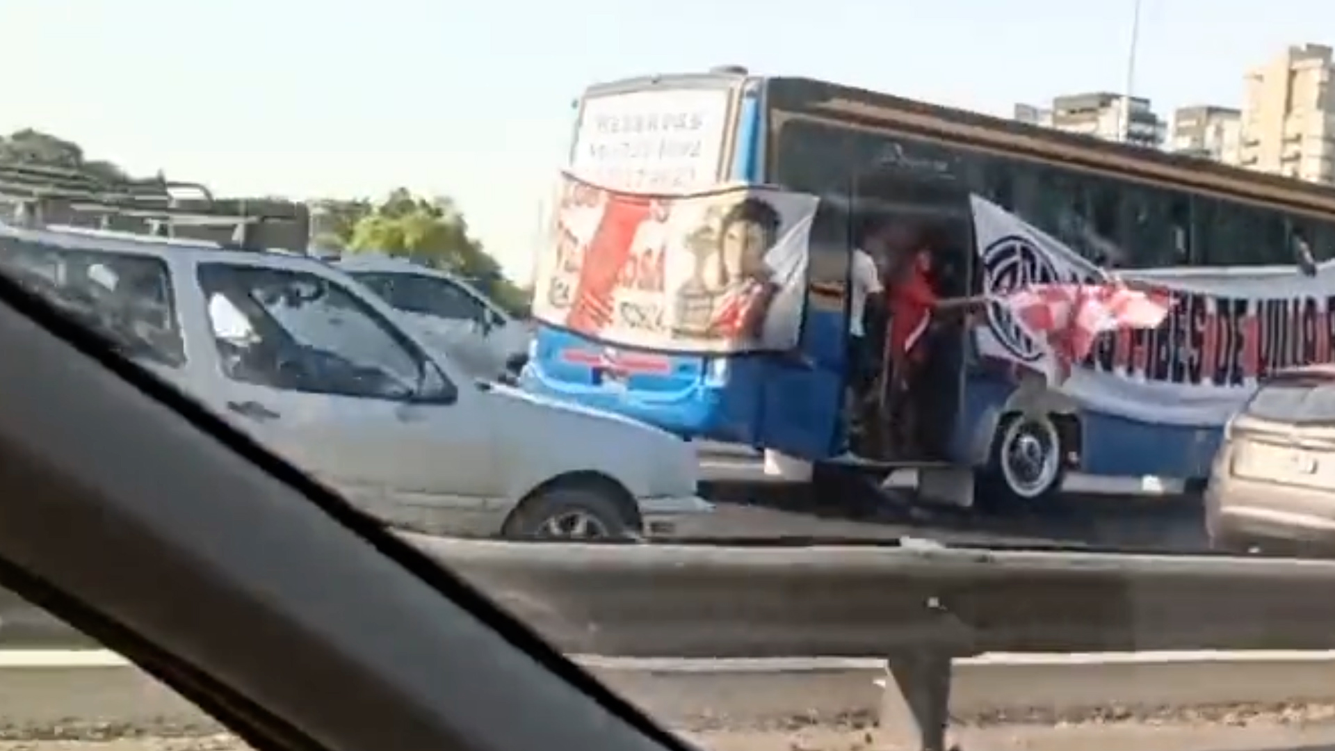 Un hincha de River Plate murió sobre la Panamericana se cayó del micro