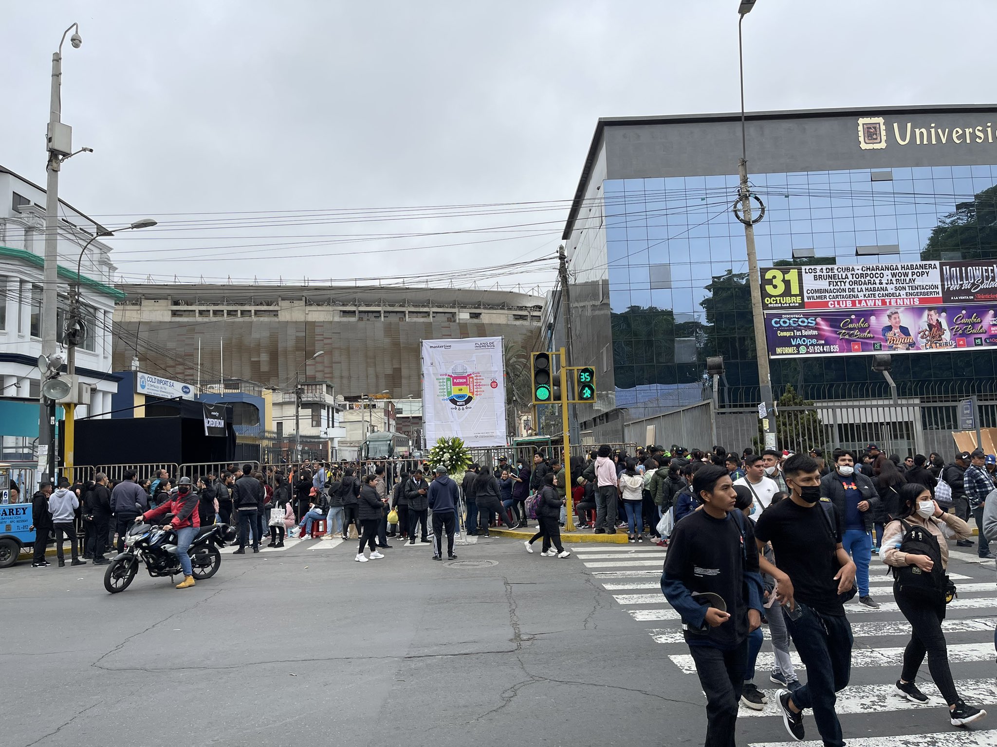 Miles De Fan Ticos Hacen Largas Filas Para El Concierto De Daddy Yankee