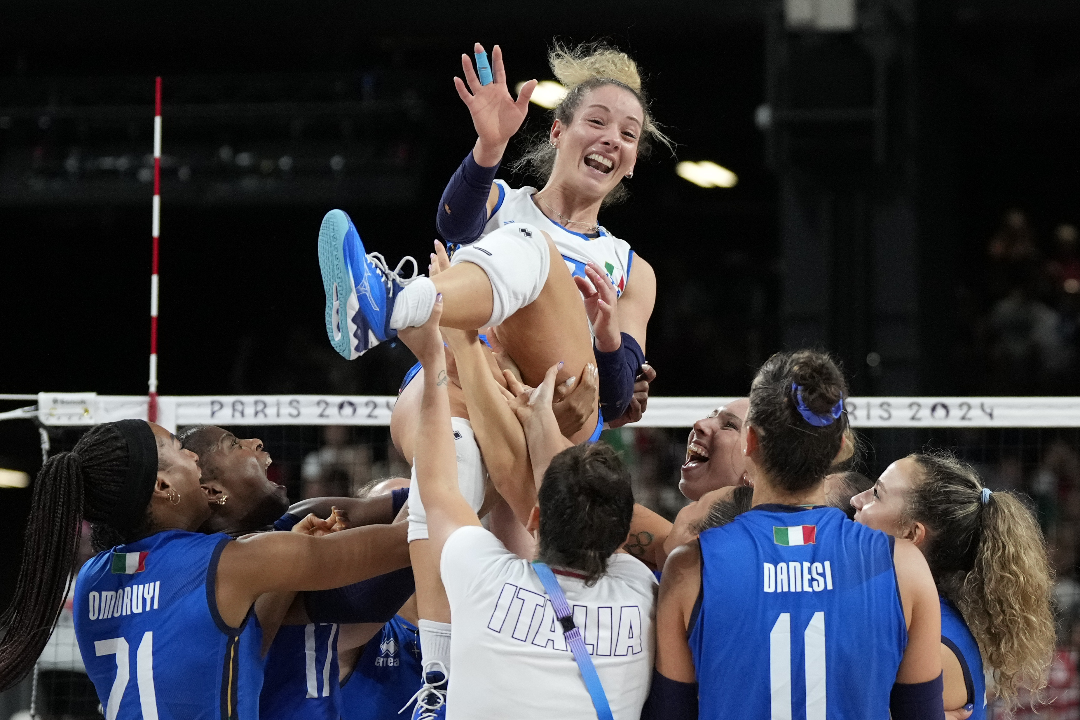 Italy Beats Defending Champion U S For Gold In Womens Volleyball At