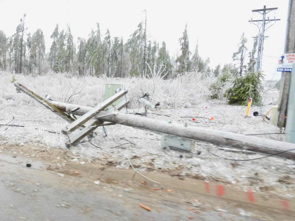 Ice storm takes out power to thousands in Northern Lower and Eastern ...