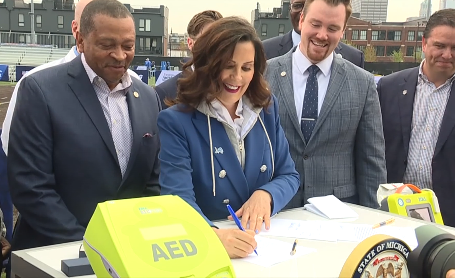 Whitmer signs bipartisan CPR and AED training bills into law