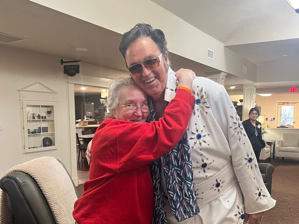 Ludington Woods helps resident meet “Elvis” after a decades-long dream