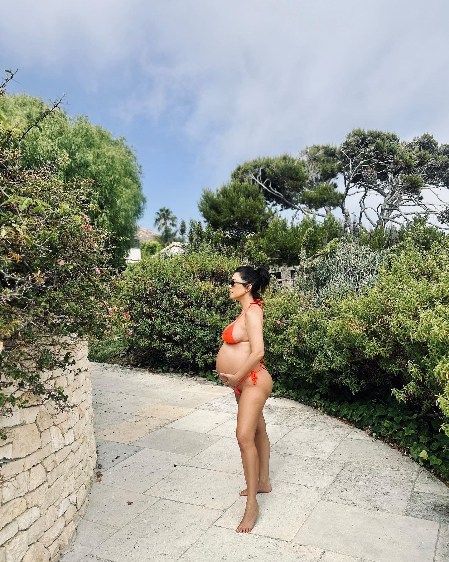 Kourtney Kardashian presume su cuarto embarazo en un bikini rojo - Gente -  ABC Color