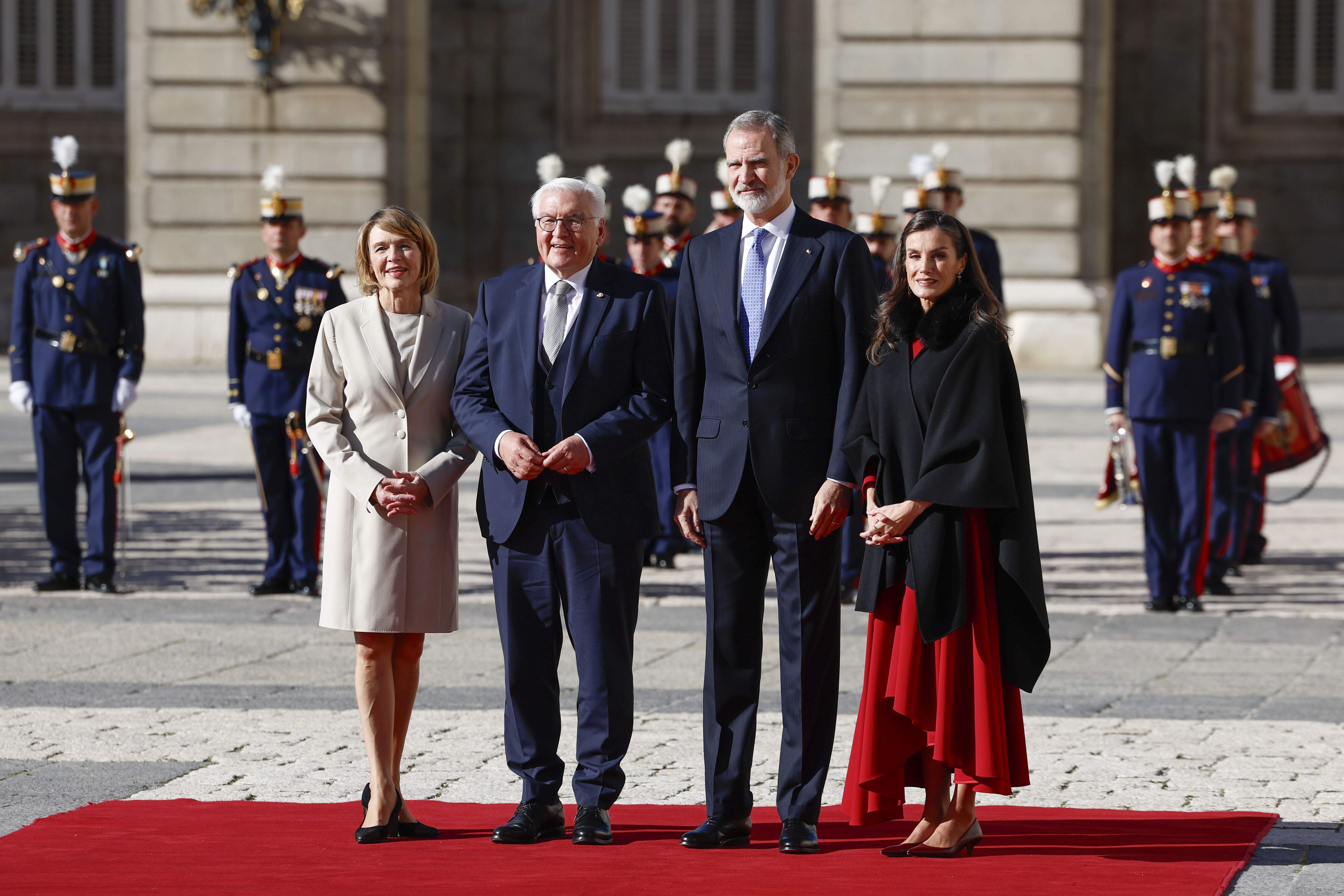 Letizia de España, elegantísima y de rojo para recibir a la pareja  presidencial alemana en el Palacio Real - Gente - ABC Color