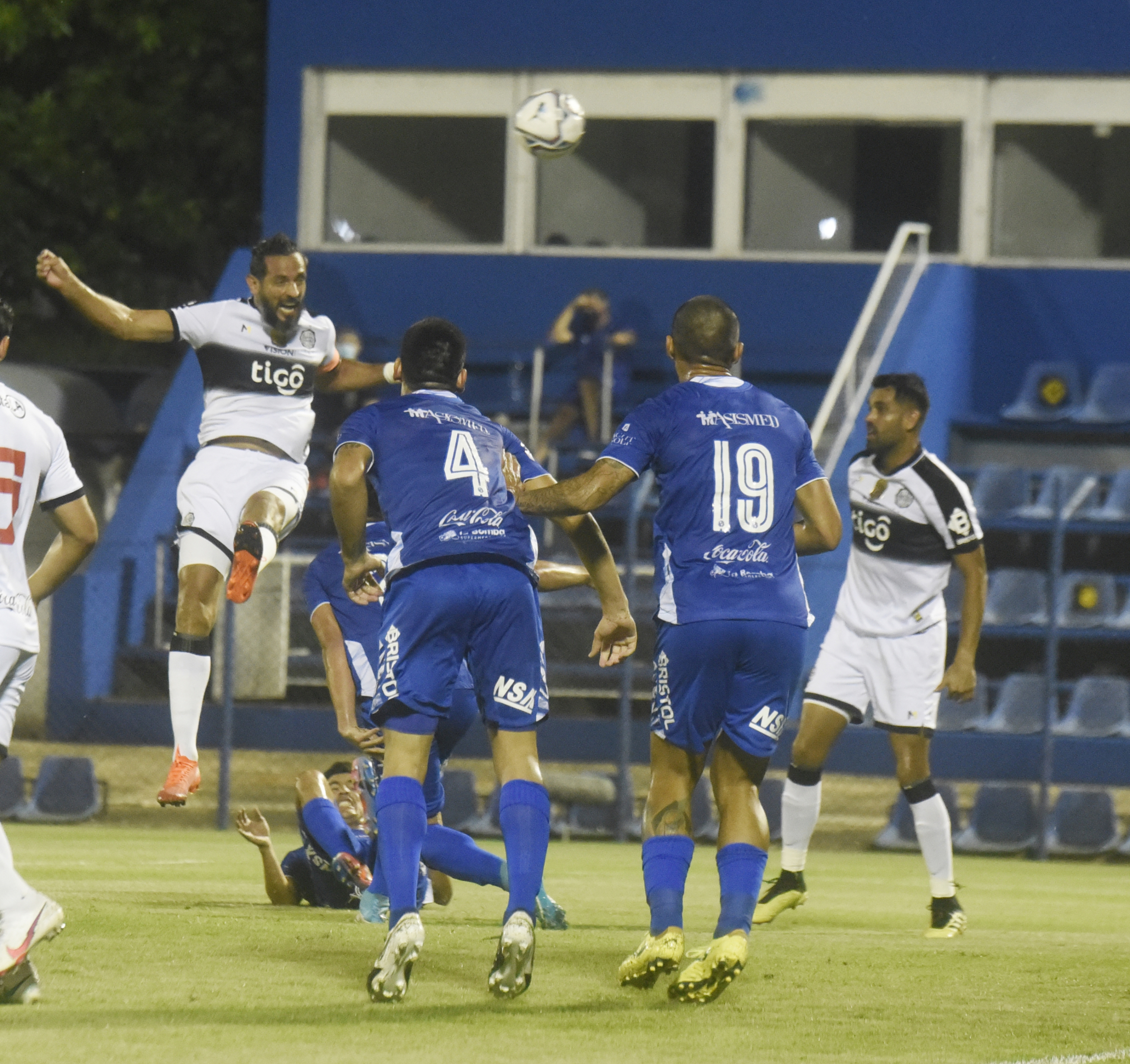 Roque Santa Cruz salta más alto que todos y aplica el cabezazo para anotar el primer gol de Olimpia en la victoria 2-0 sobre Sol de América. El capitán fue nuevamente la figura del equipo.