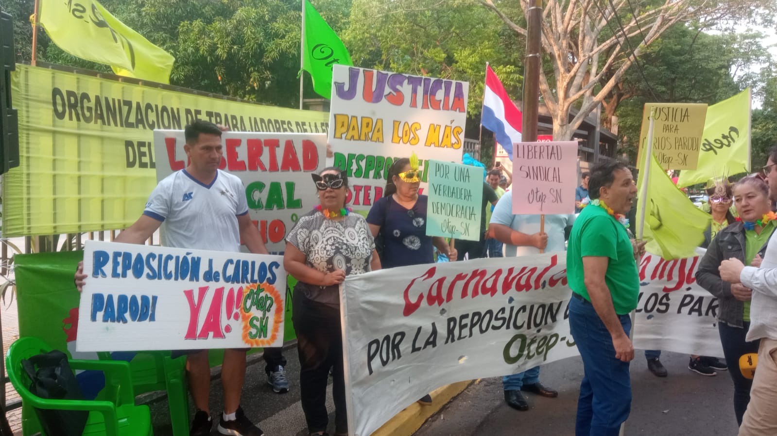 Docentes protestan frente al Palacio de Justicia y exigen reposición de sindicalista