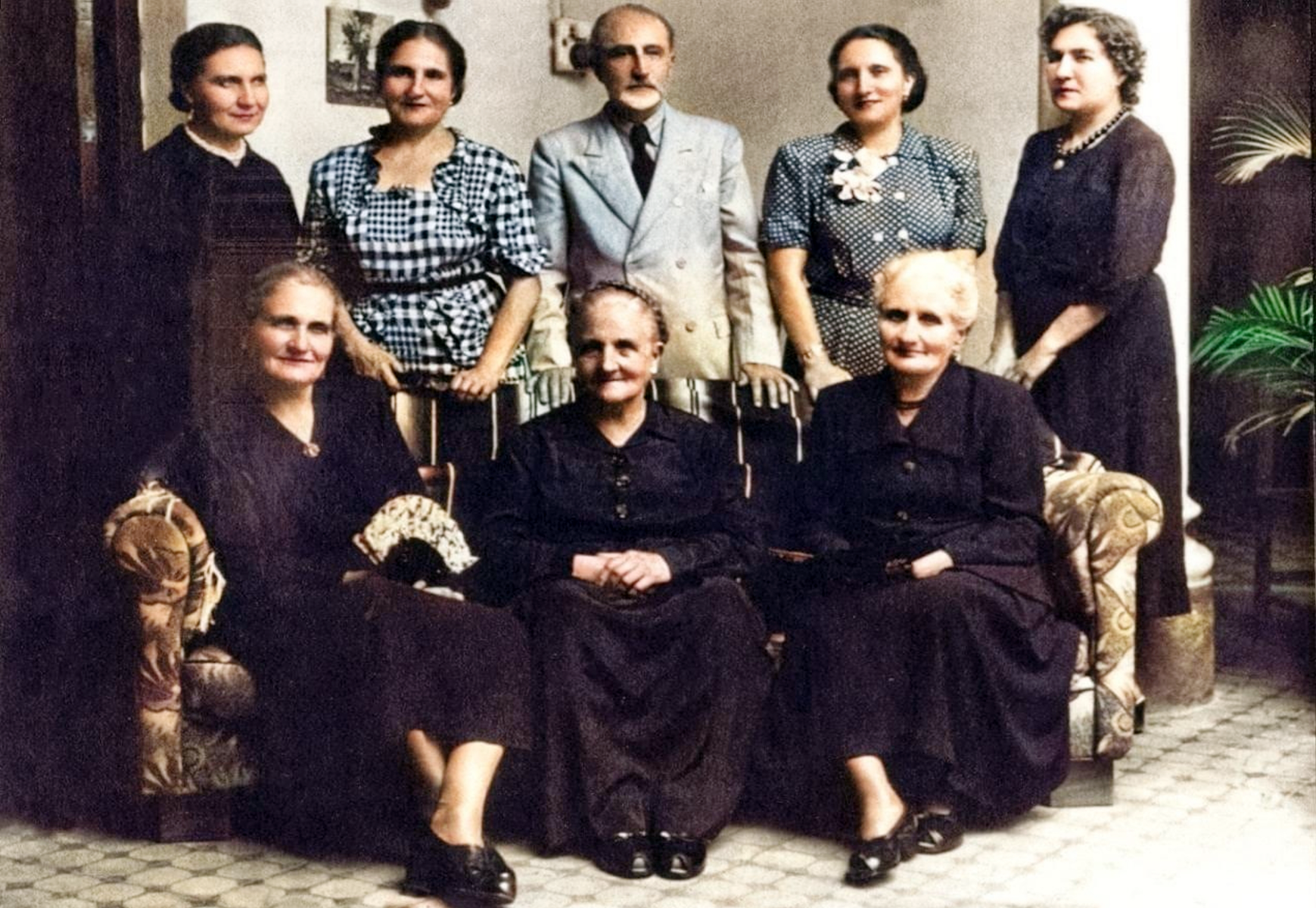 El doctor Pedro Nicolás Ciancio (de pie, al centro) rodeado de sus hermanas.