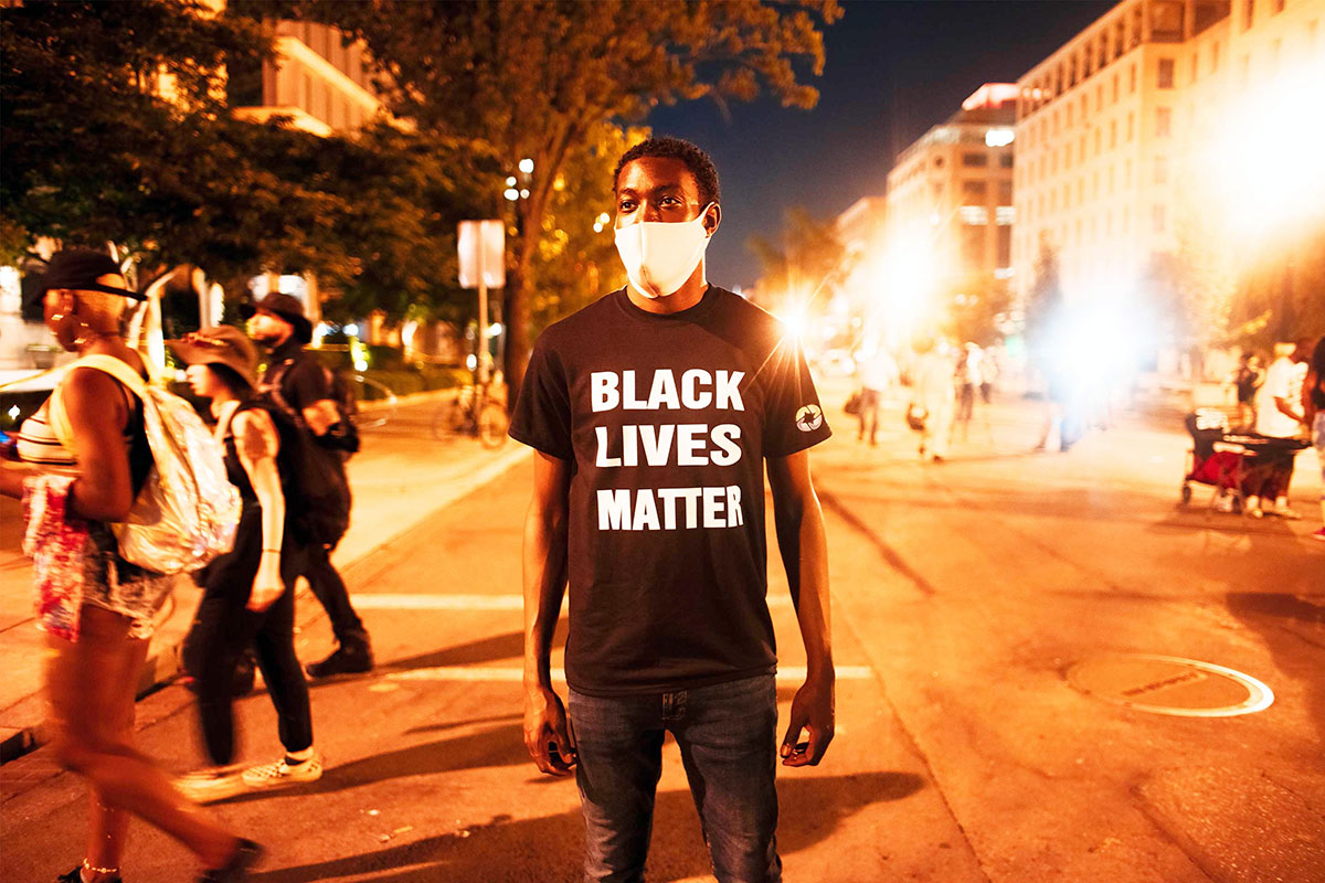 Hombre con remera de Black Lives Matter en Washington DC, septiembre de 2020 (Foto: Johnny Silvercloud).