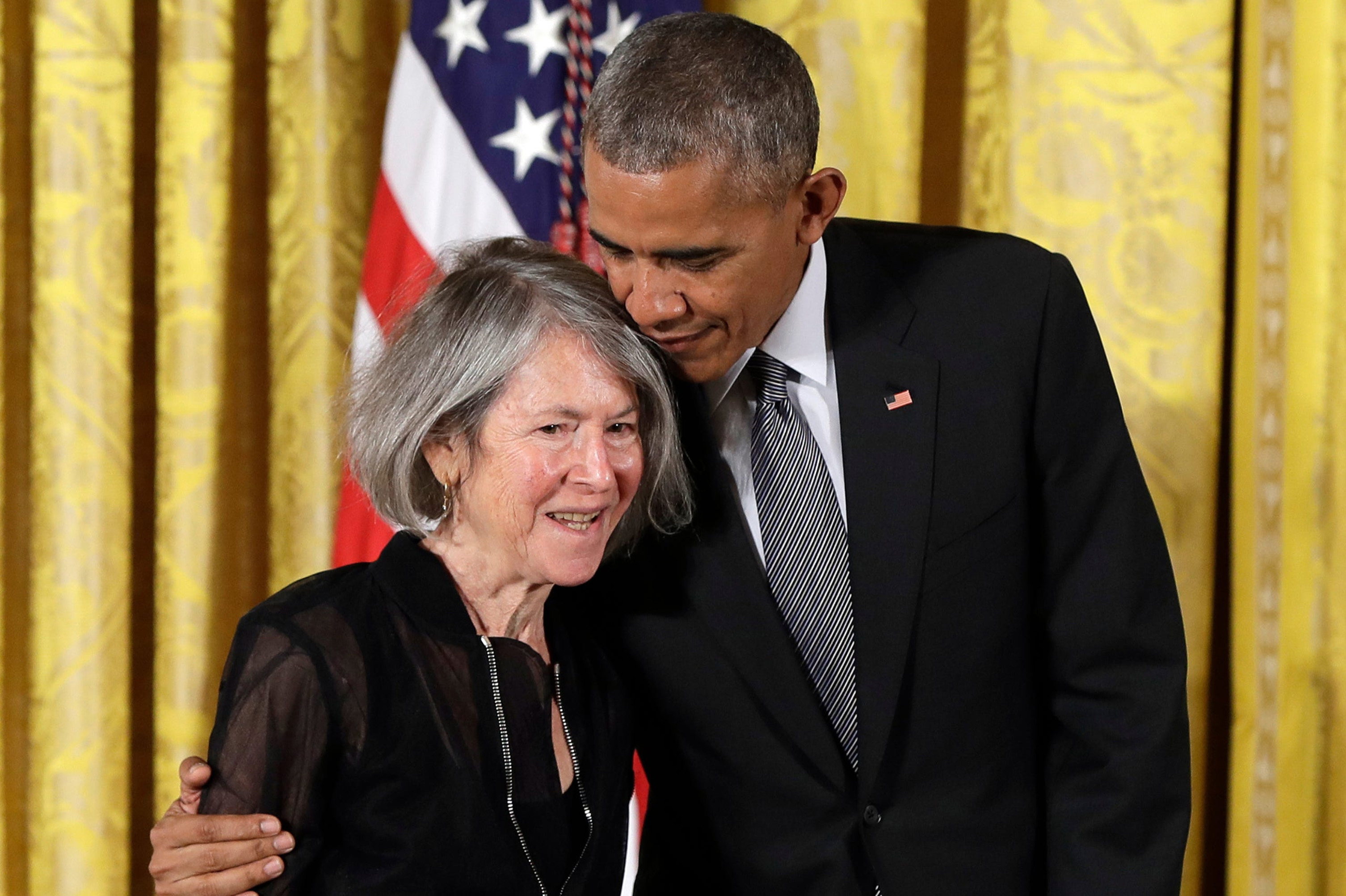 Barack Obama entrega a Louise Glück la Medalla Nacional de Humanidades en la Casa Blanca, Washington, 2016 (AP Foto).