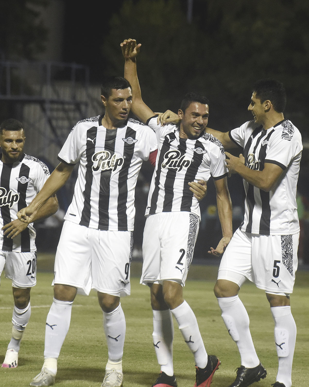 Daniel Bocanegra (c) celebra su gol junto con Tacuara Cardozo (i) y Diego Viera.  Bareiro se acerca para el festejo.