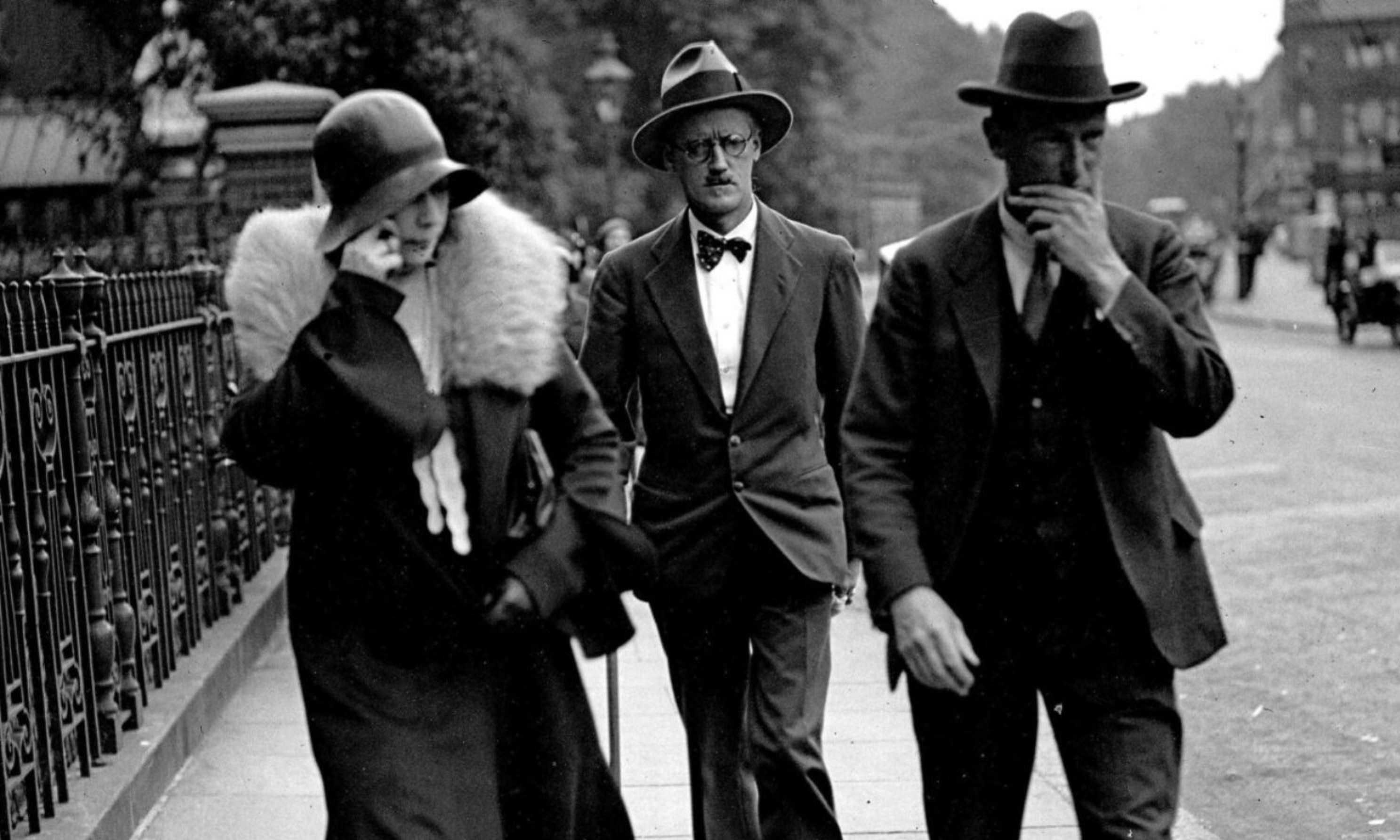 El escritor irlandés James Joyce (al centro), autor multilingüe.