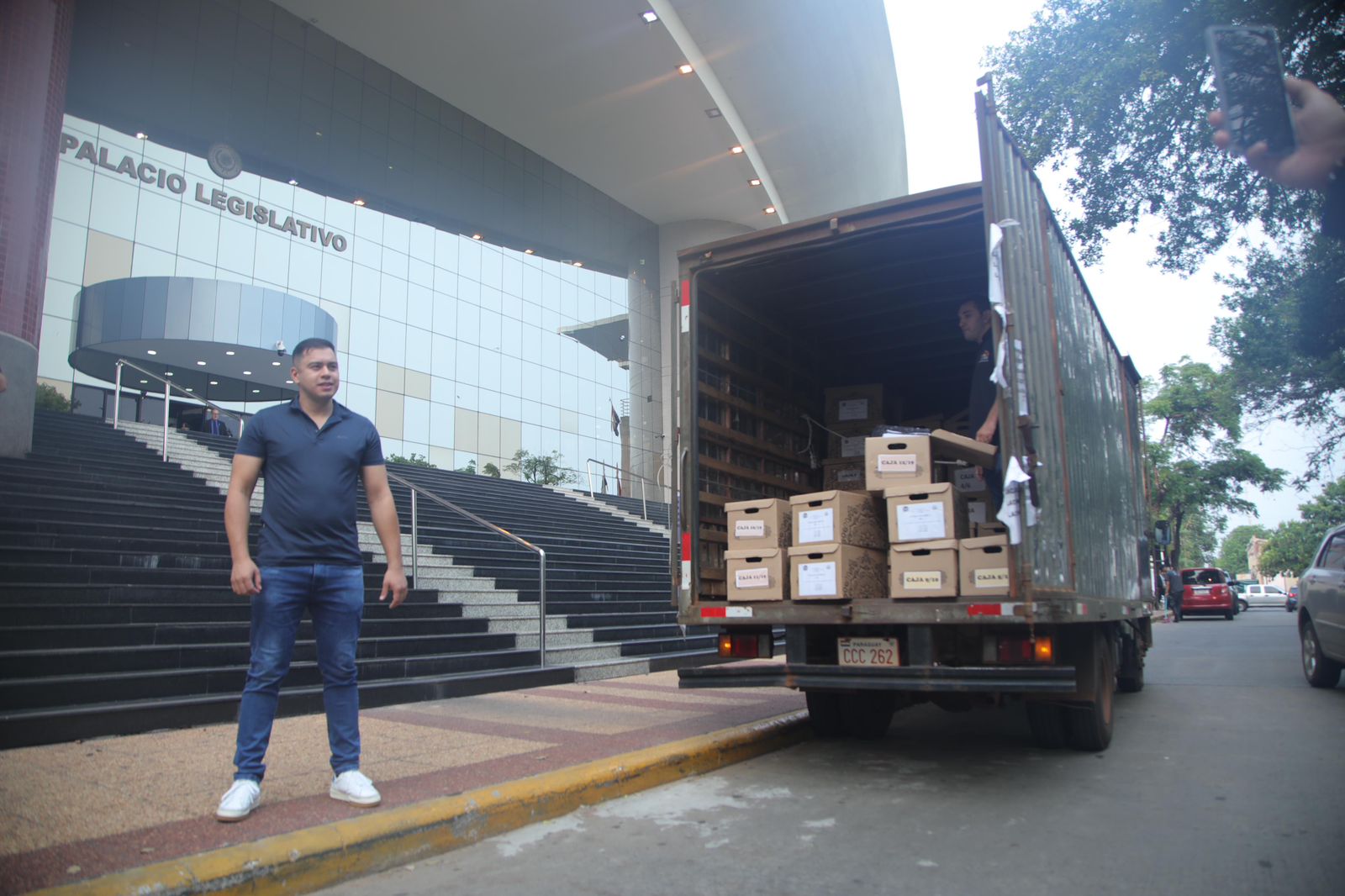 El intendente Miguel Prieto responde a Bachi y lleva camionada de documentos al Congreso