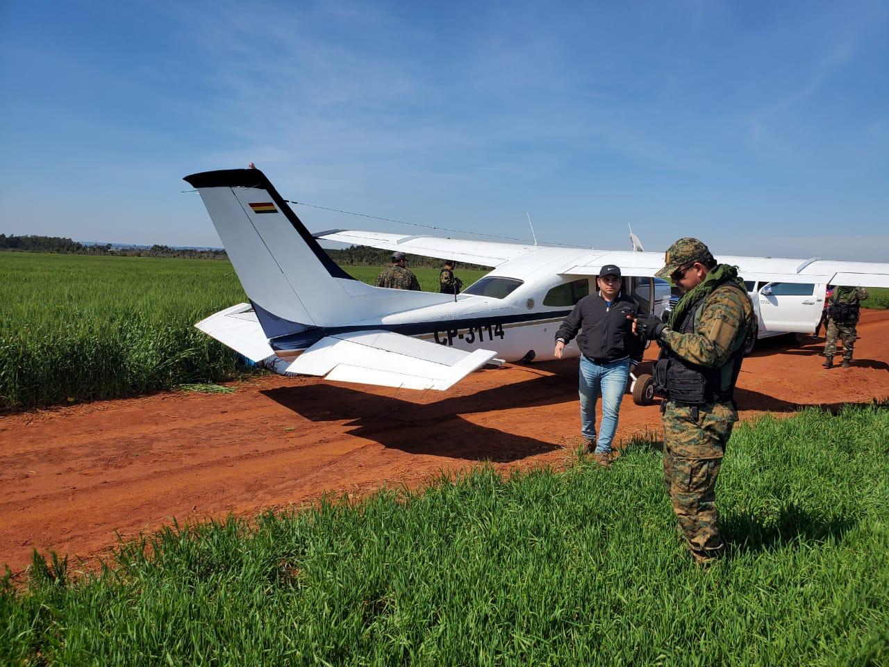 La avioneta fue localizada en un camino rural del distrito de Santa Fe del Paraná. 
 
 
Tema: Cae narco avion  
Lugar: Santa Fe del Paraná  
Autor: Gentilez