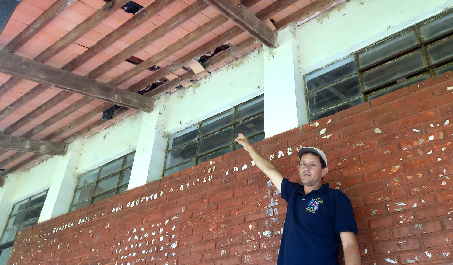 El director Ramón Alcaraz exhibe el estado del techo de la escuela número 800, “Porfirio Chamorro”.