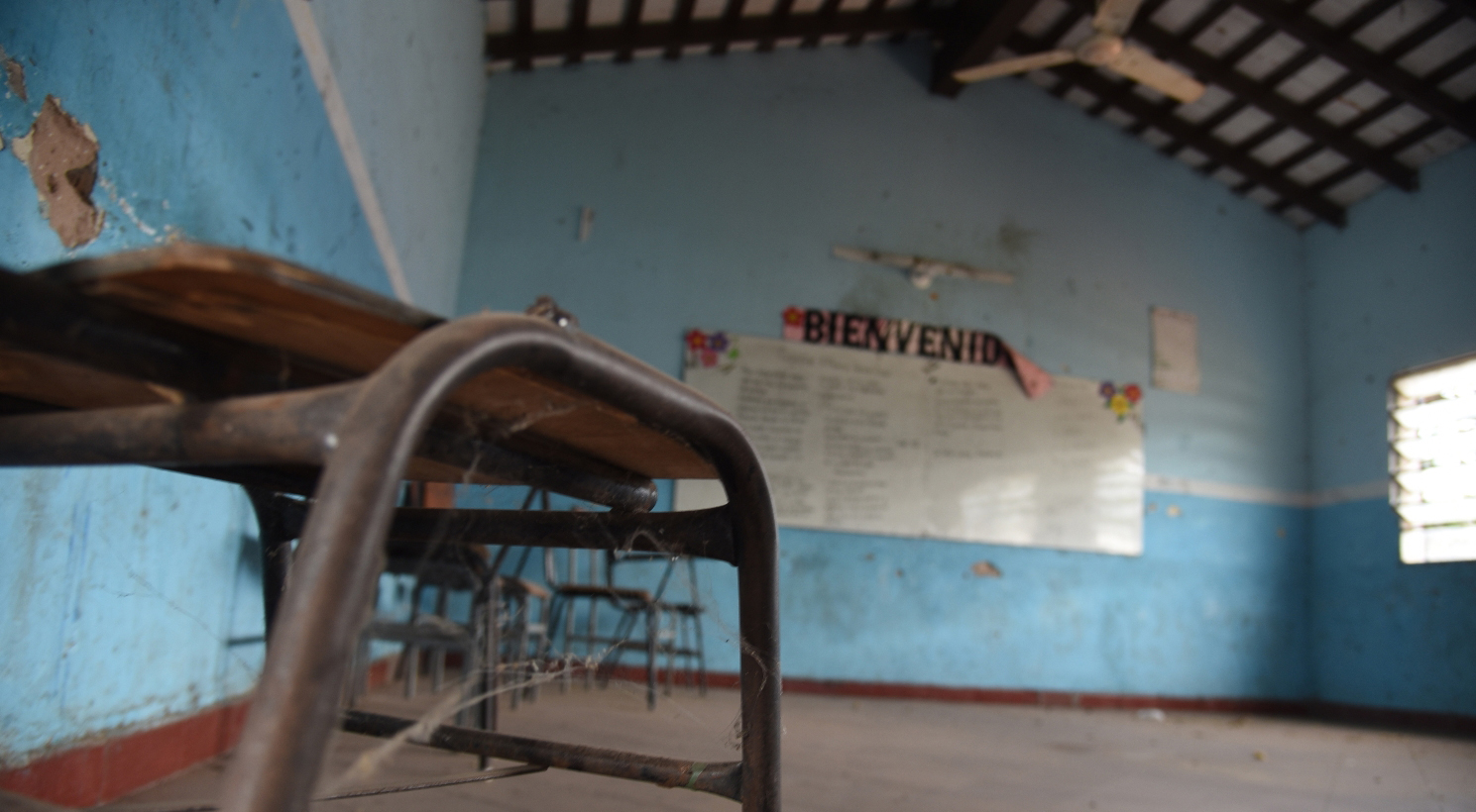 Paredes ajadas, sillas dañadas en las aulas de la escuela República de Cuba a 30 días del inicio de clases.
