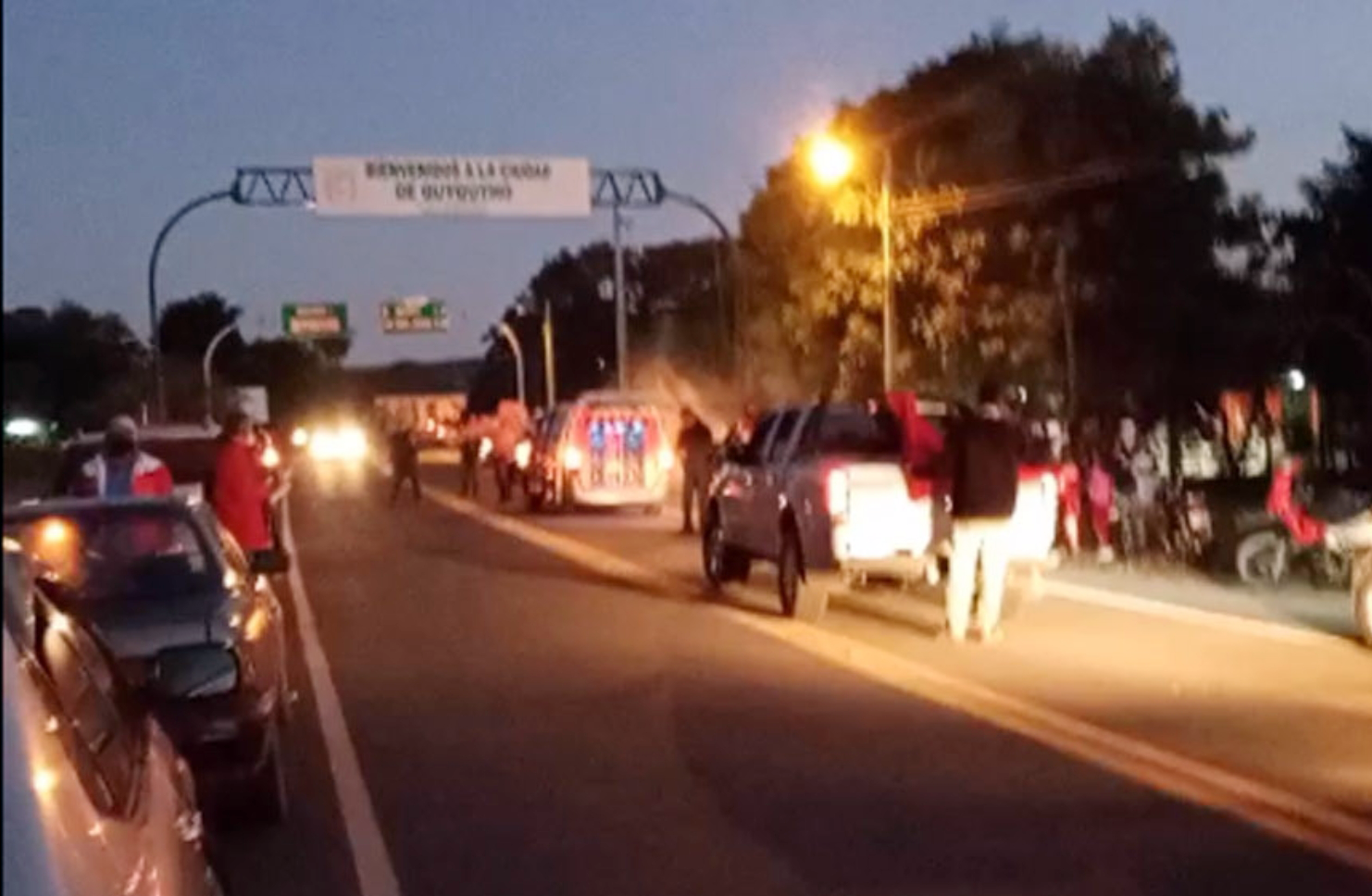 La caravana organizada en Quyquyhó por el diputado Esteban Martín  Samaniego y  la intendenta Patricia Corvalán causó polémica por la presencia de una ambulancia del Centro de Salud local.