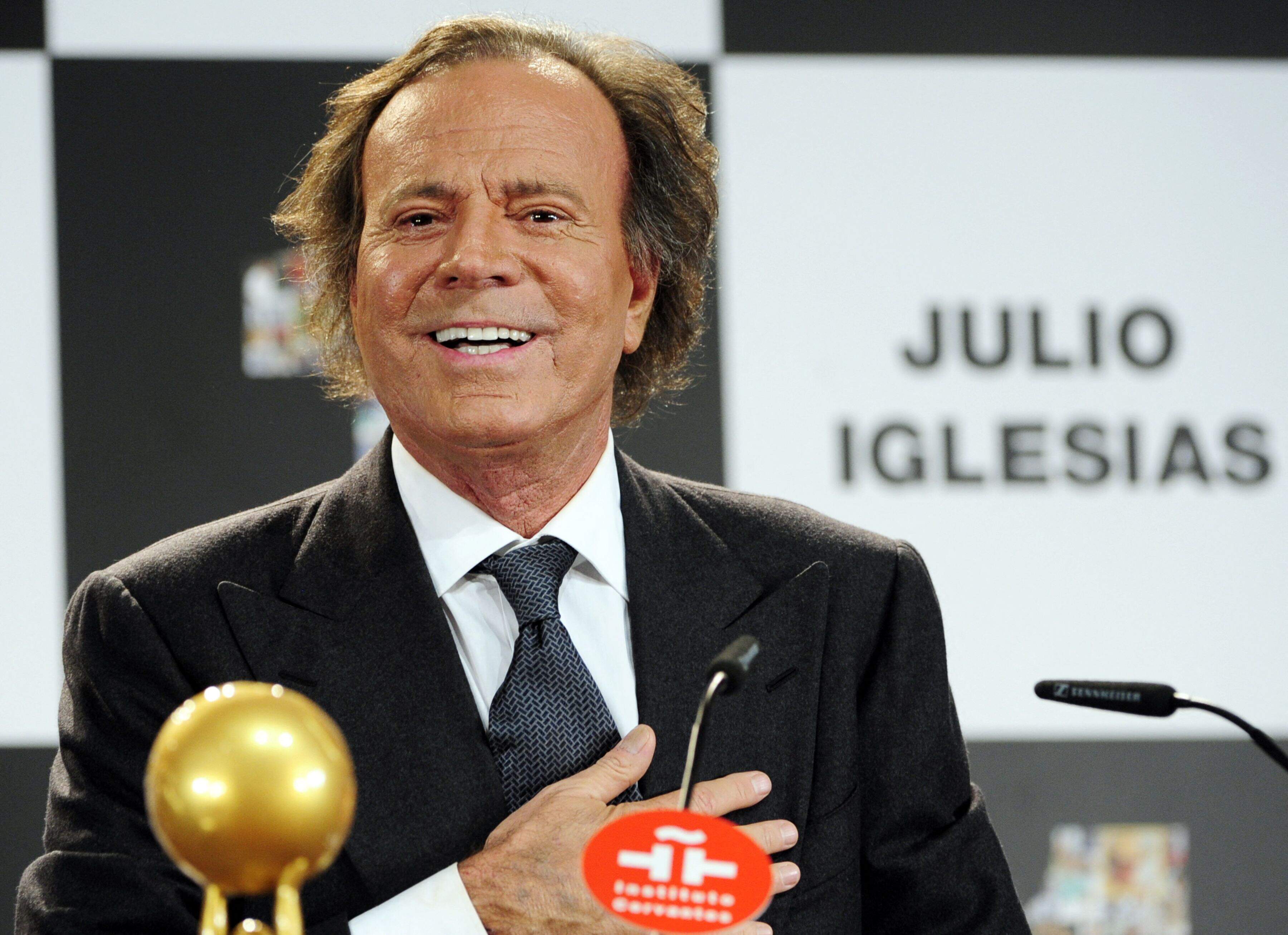 Julio Iglesias es acusado por acoso y agresión sexual - Gente - ABC Color