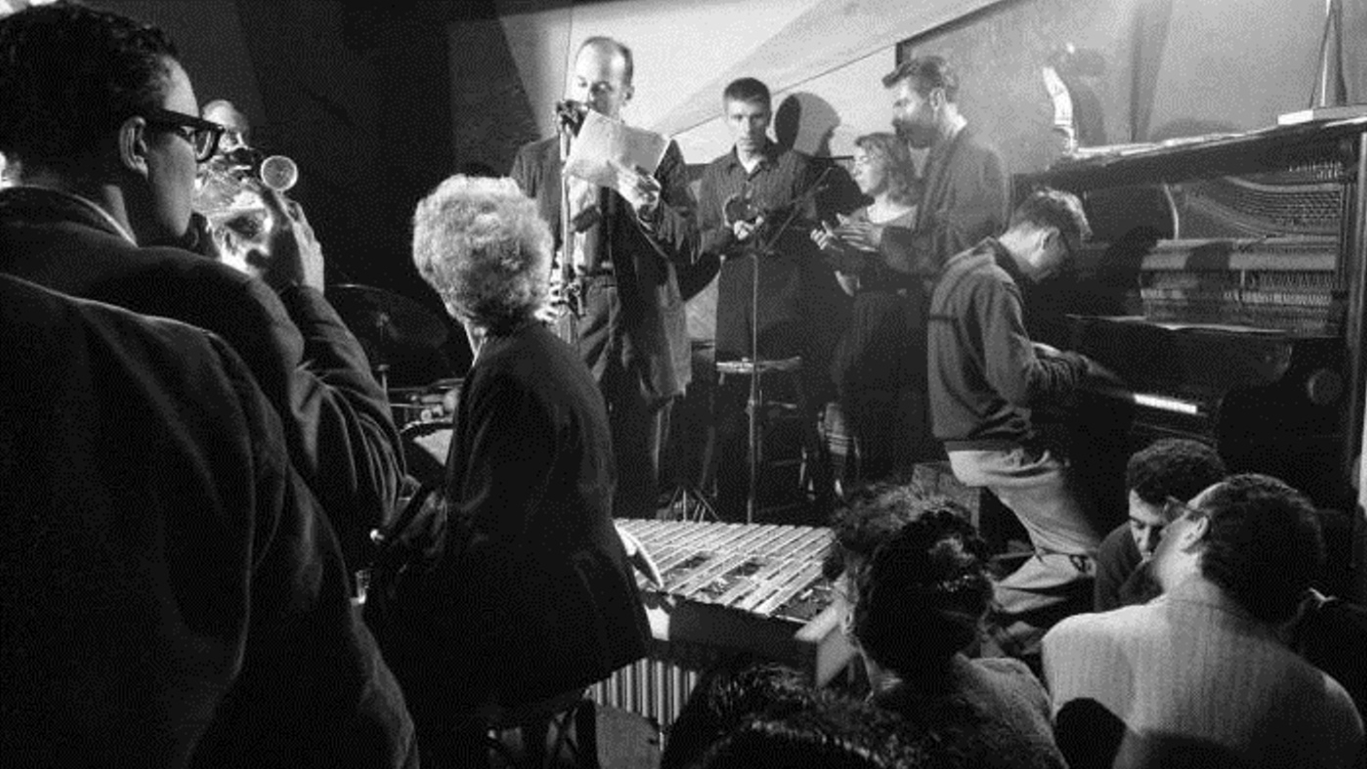 Lawrence Ferlinghetti recitando en el club Jazz Cellar de San Francisco, 1957.