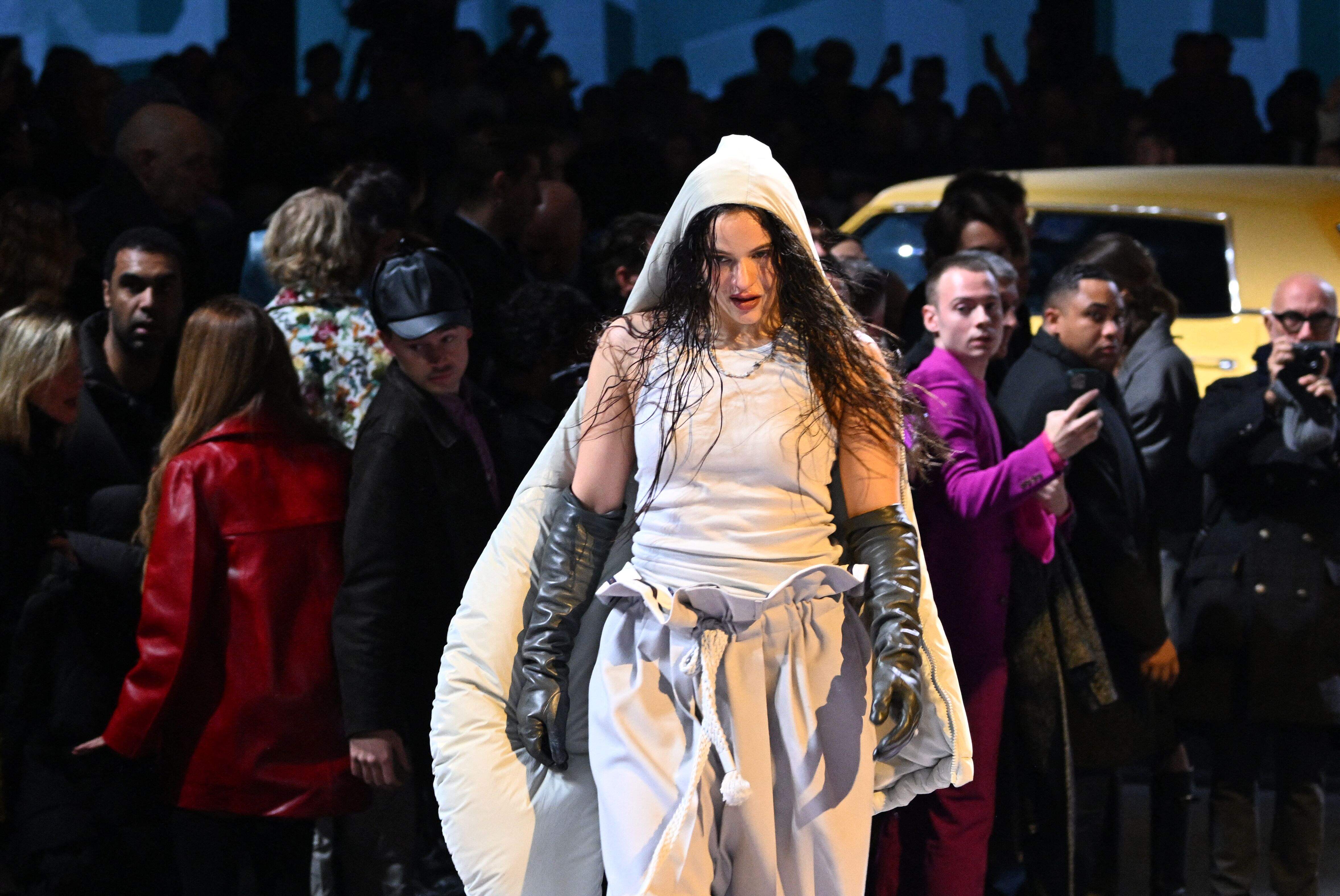 Rosalía apuesta por básicos para el concierto de Louis Vuitton: copiamos su  look en rebajas