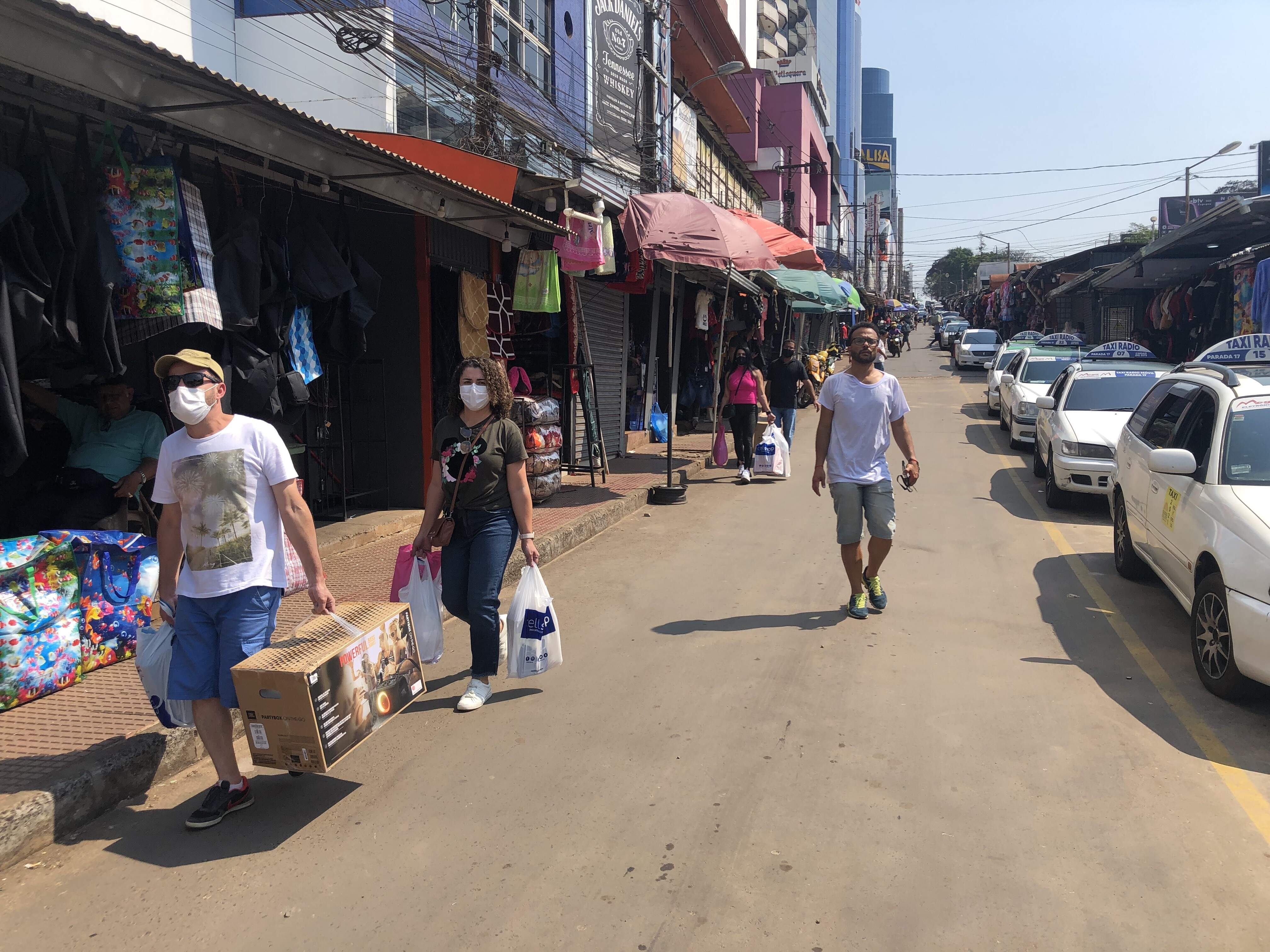 Los turistas compradores caminan por la calle del microcentro esteño, debido a la falta de espacio para paseos peatonales.
