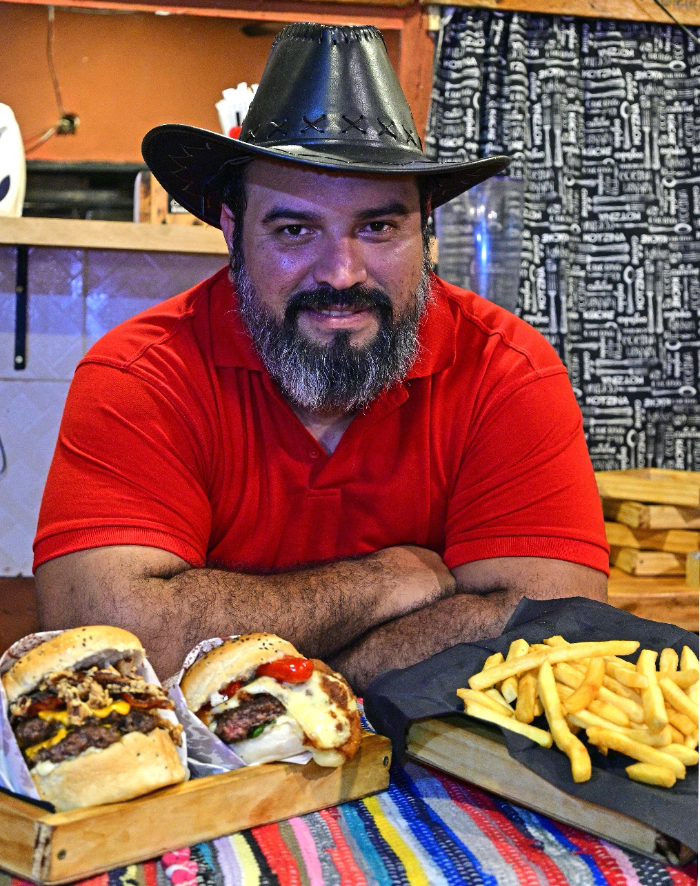 Víctor González es copropietario y chef de Mr. B Burger’s, que nació en 2016, para ofrecer un servicio gastronómico de calidad.