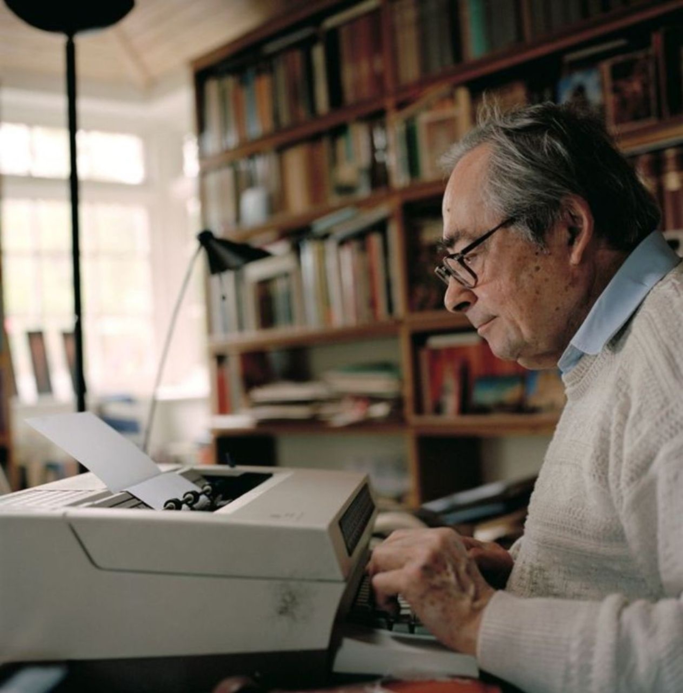 El ensayista George Steiner (1929-2020), escribiendo a máquina en su despacho de la Universidad de Cambridge. Fotografía de Peter Marlow.