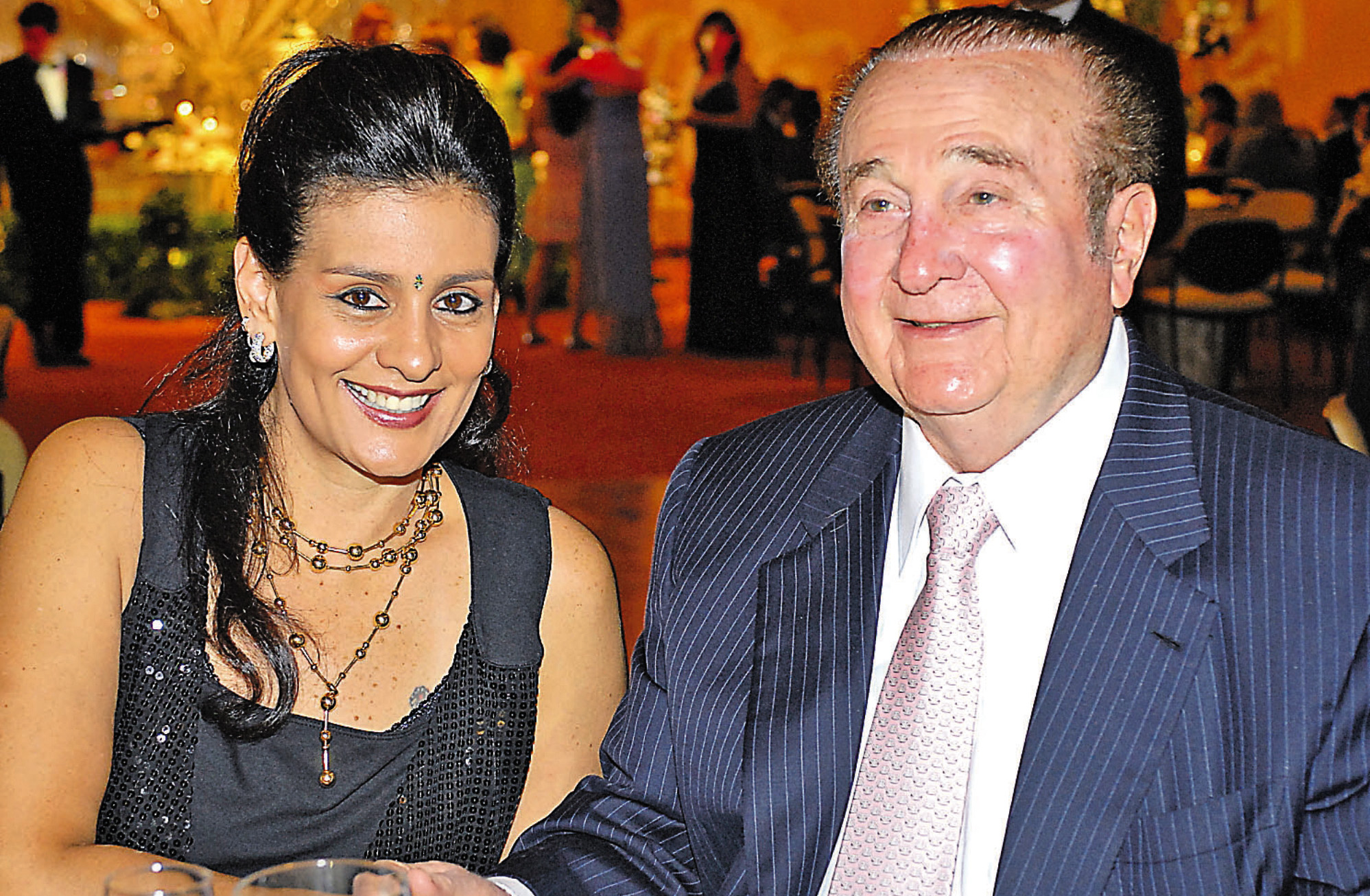 María Clemencia Pérez aparece sentada junto a su fallecido esposo, el expresidente de la Conmebol, Nicolás Leoz Almirón. Ambos recibieron millonarias sumas a sus cuentas personales desde la cuenta bancaria de la Conmebol.