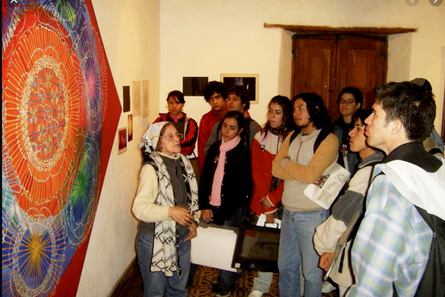 Laura Márquez durante una visita guiada a un grupo de jóvenes en su retrospectiva (2006).