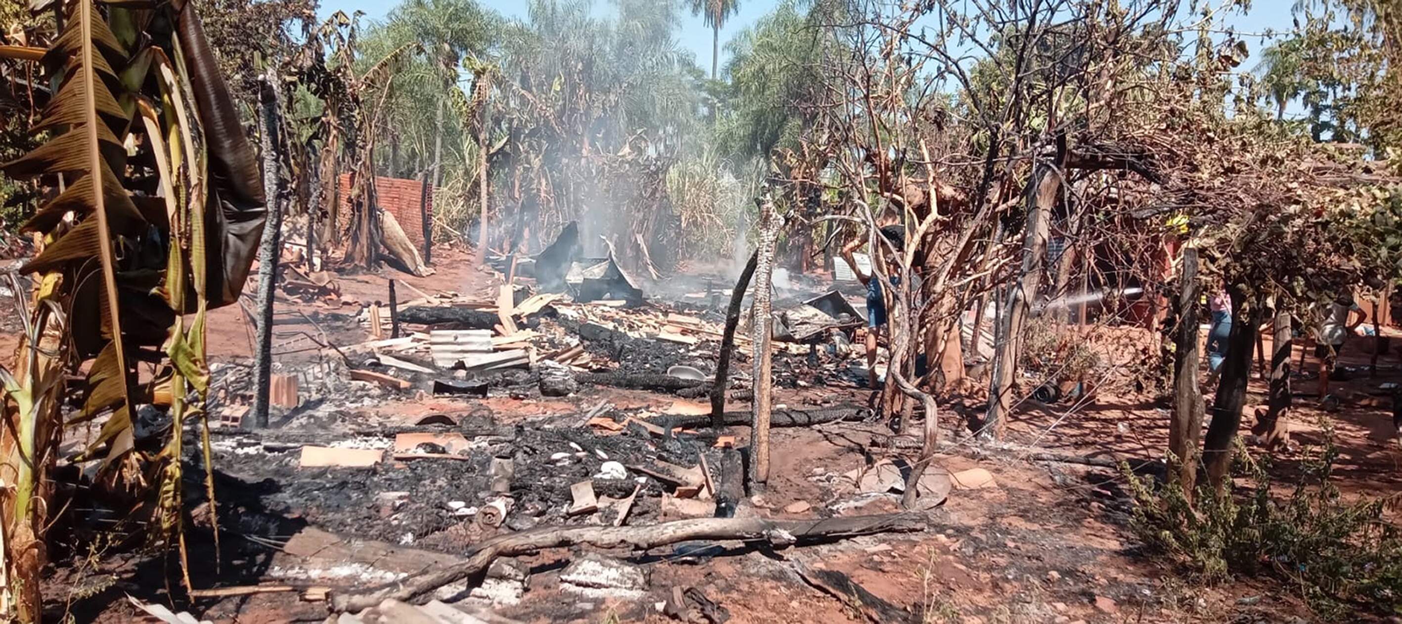 Incendio arrasa con tres viviendas en Carapeguá Paraguay