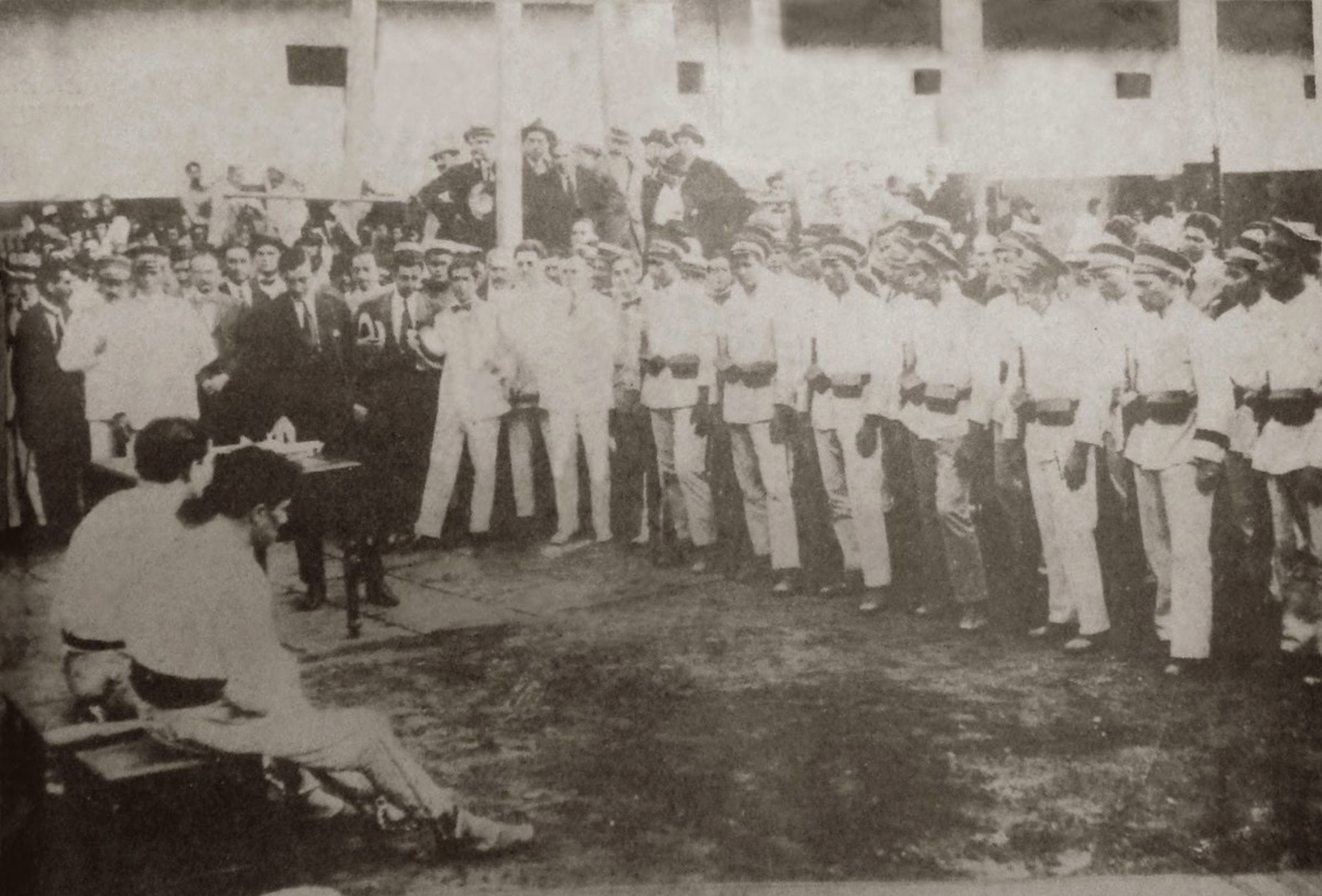 Los reos Cipriano León y Gastón Gadin frente al pelotón de fusilamiento, esperando la lectura de la sentencia.