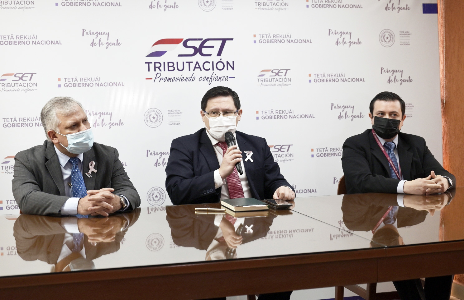 Juan Olmedo, de Grandes Contribuyentes; el viceministro Óscar Orué  y Pedro Monges, de la SET.