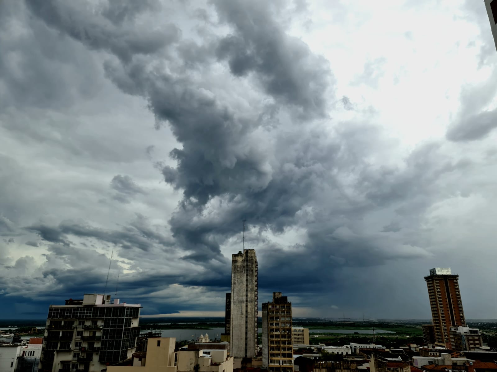 Meteorología: la semana comienza con lluvias y tormentas en Paraguay